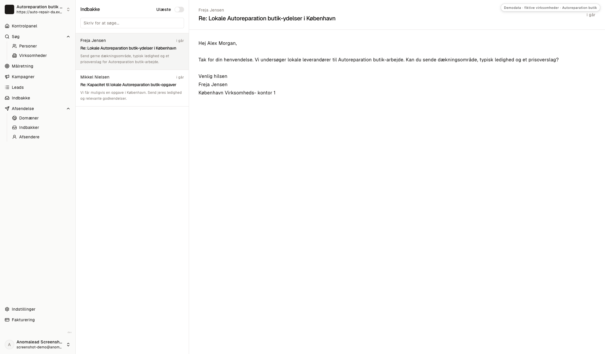 Indbakke med to fiktive svar på værkstedsmails, hvor et åbent svar spørger til område, tid og pris.