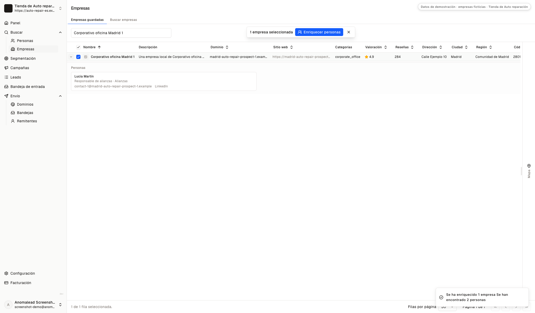 La vista enriquecida muestra a Lucía Martín y Diego García con correos de trabajo y datos de contacto ficticios.