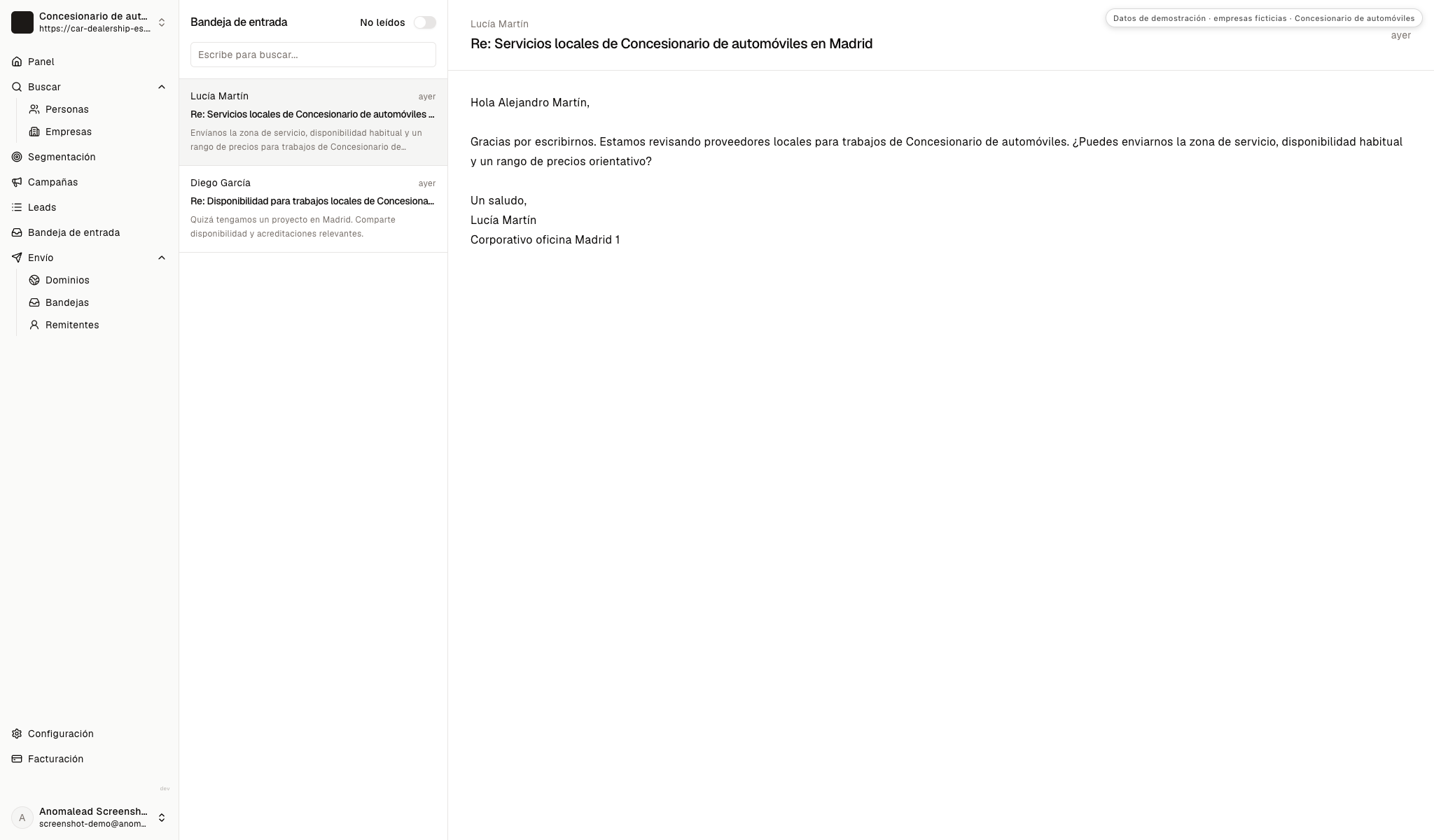 Bandeja compartida con dos respuestas empresariales ficticias y una abierta.