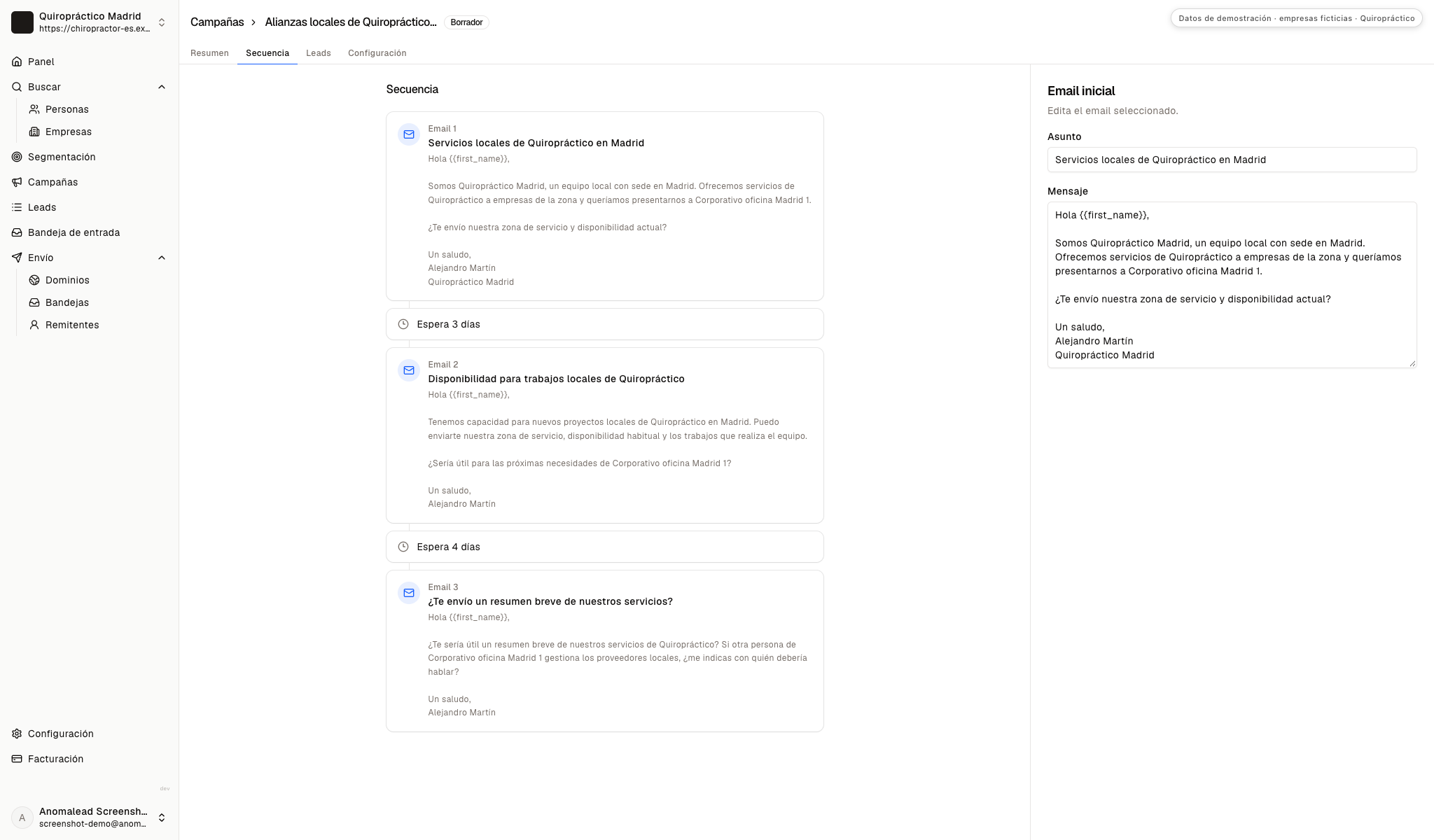 La secuencia ficticia muestra tres correos y dos intervalos de espera en el editor de la campaña.