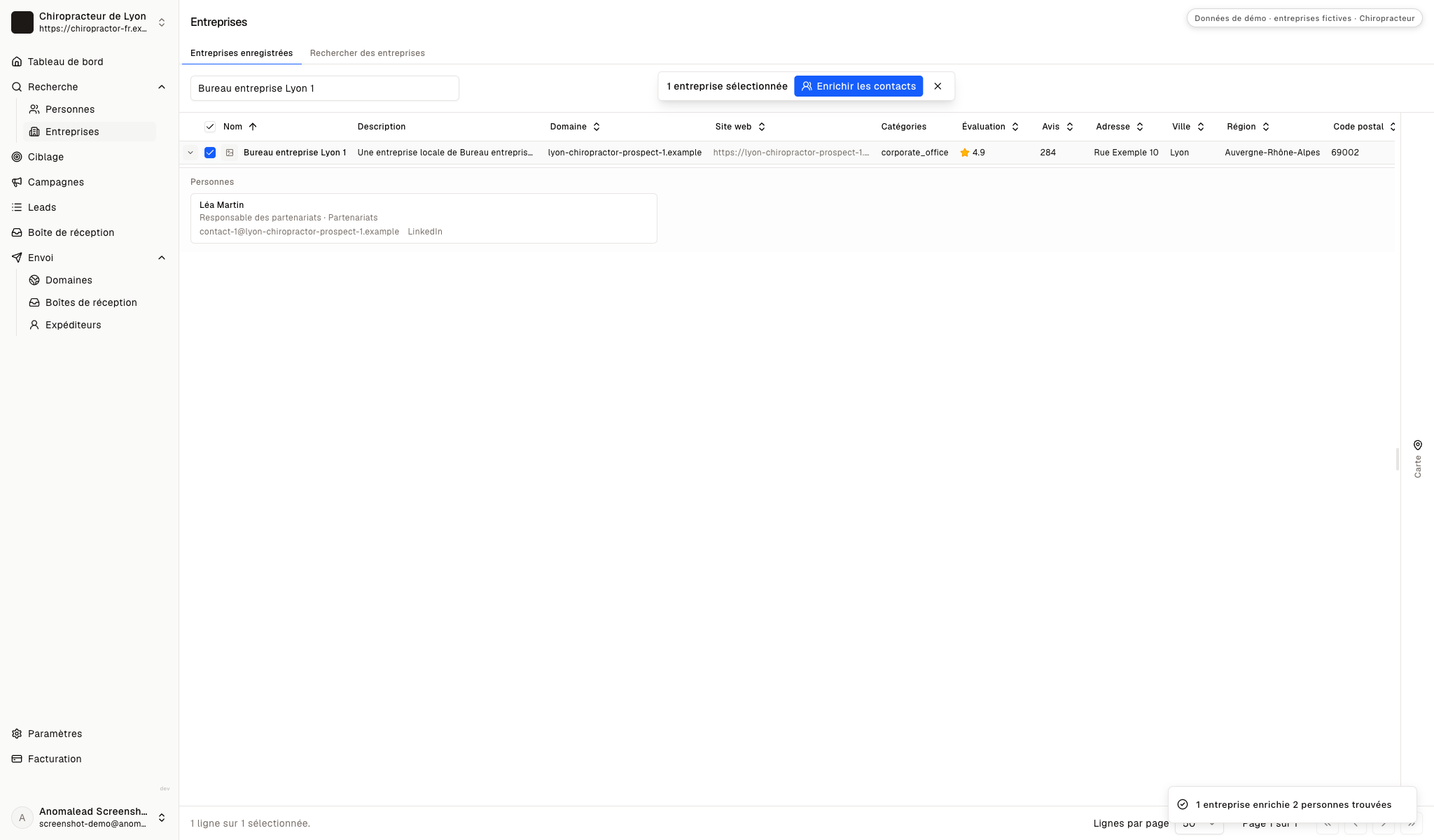 Panneau de contacts enrichis affichant deux profils fictifs, leurs adresses professionnelles et des liens de profil.