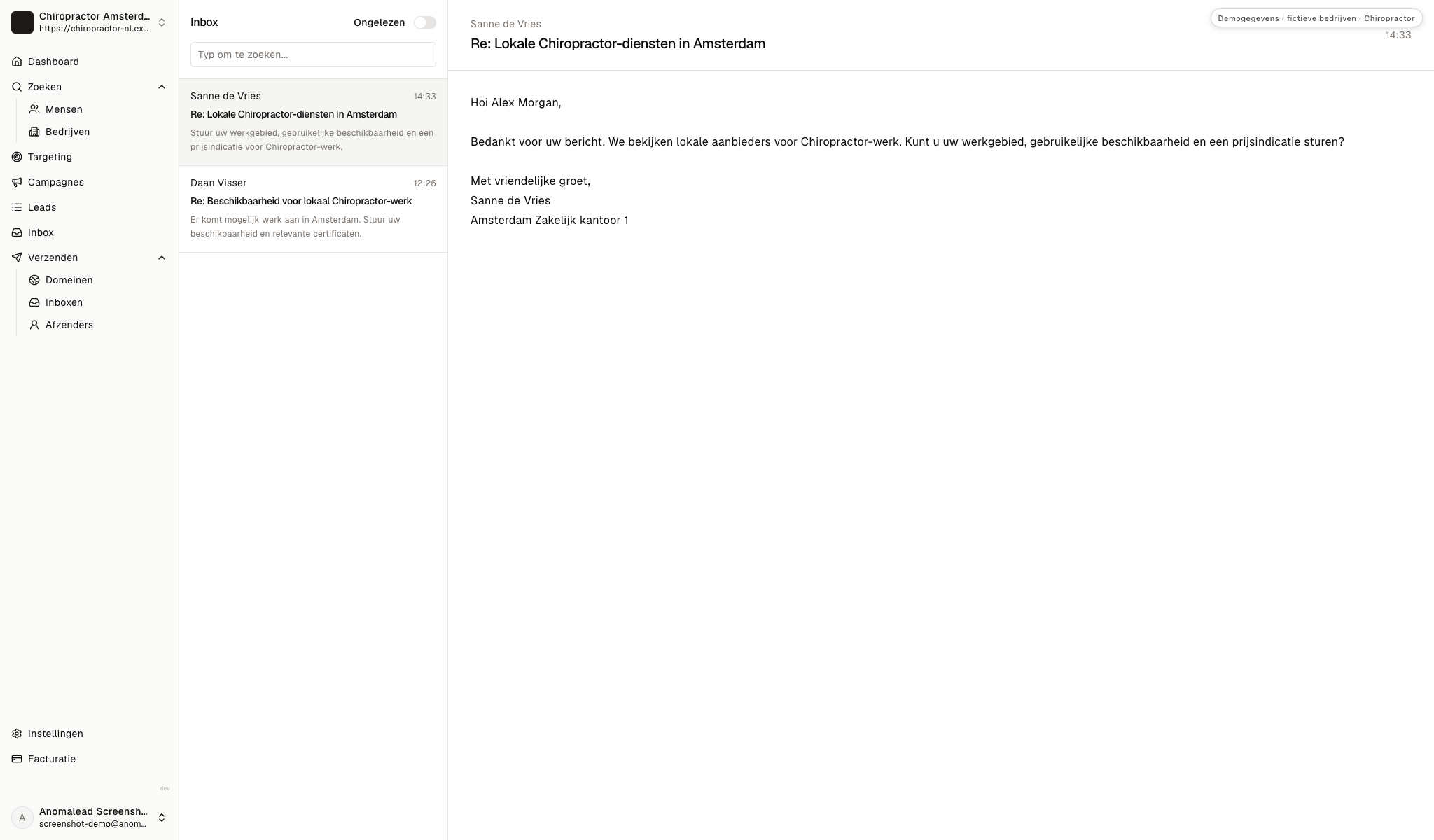 Inbox met twee fictieve antwoorden van Sanne de Vries en Daan Visser; één bericht is geopend met vragen over de praktijk.
