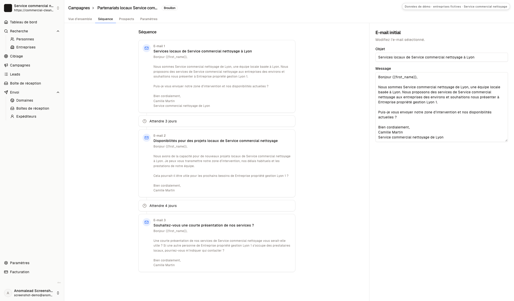 Séquence de trois courriels avec des délais programmés et un message ouvert dans l’éditeur.