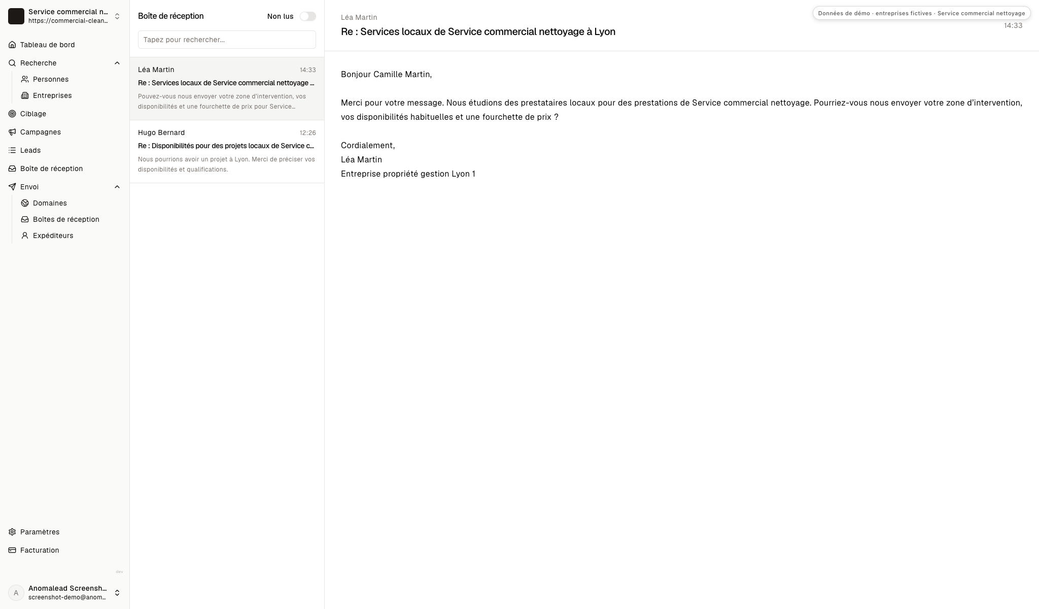 Boîte de réception avec deux réponses fictives de gestionnaires immobiliers demandant des précisions sur le nettoyage.