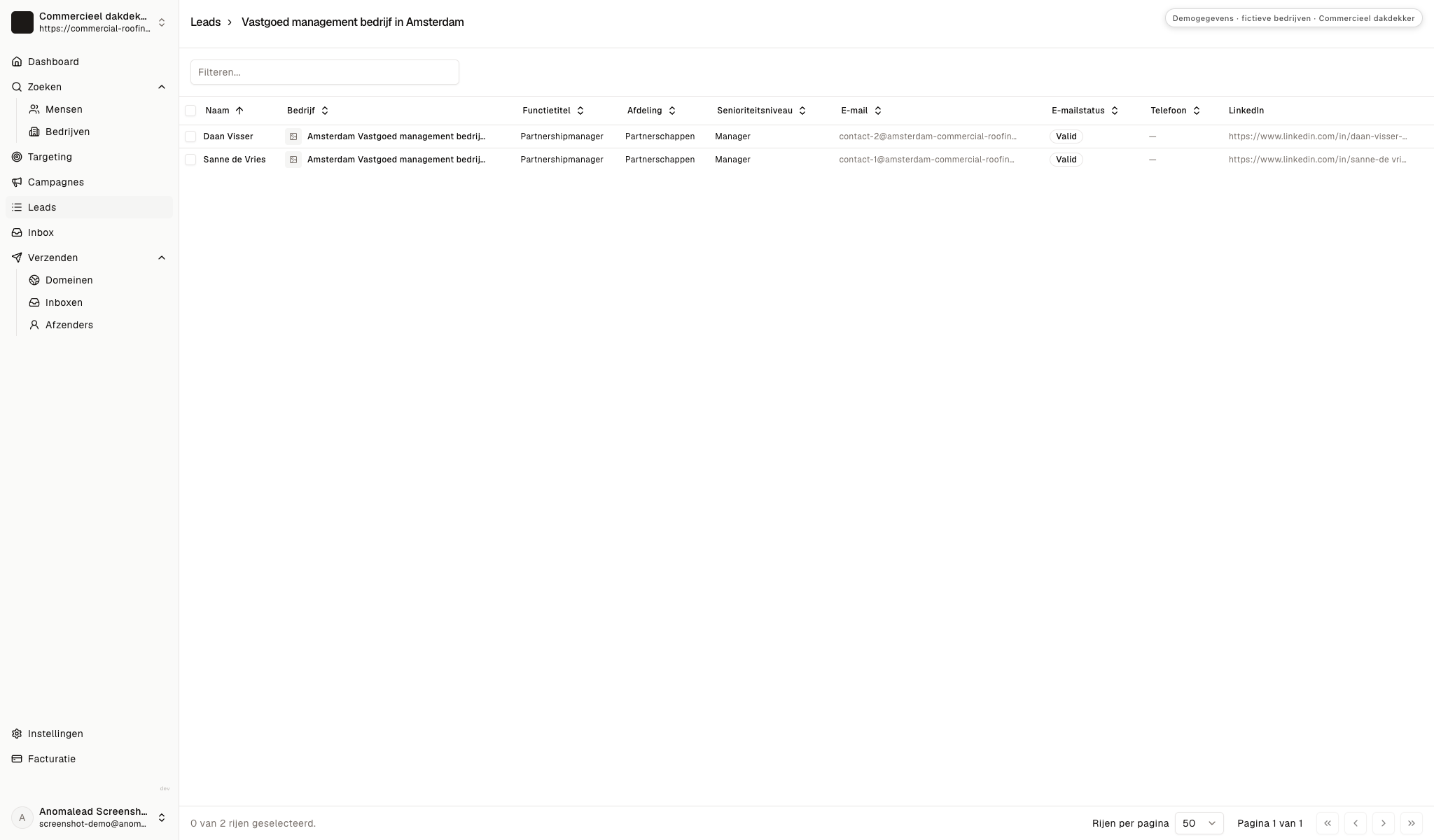 Een leadlijst toont twee fictieve contacten met een geldige e-mailstatus.