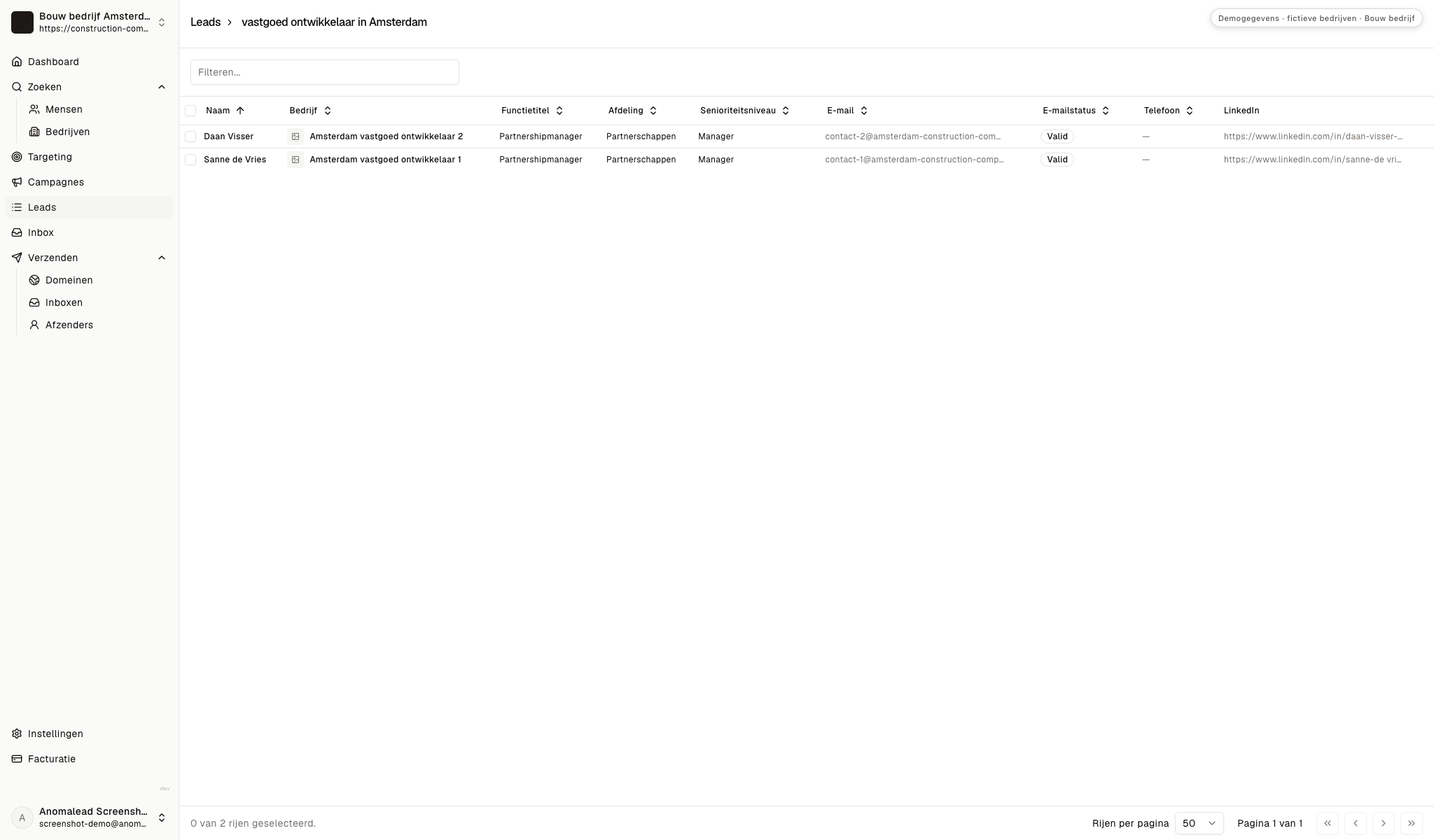 Een leadlijst toont twee fictieve personen en de status van hun e-mailadres.
