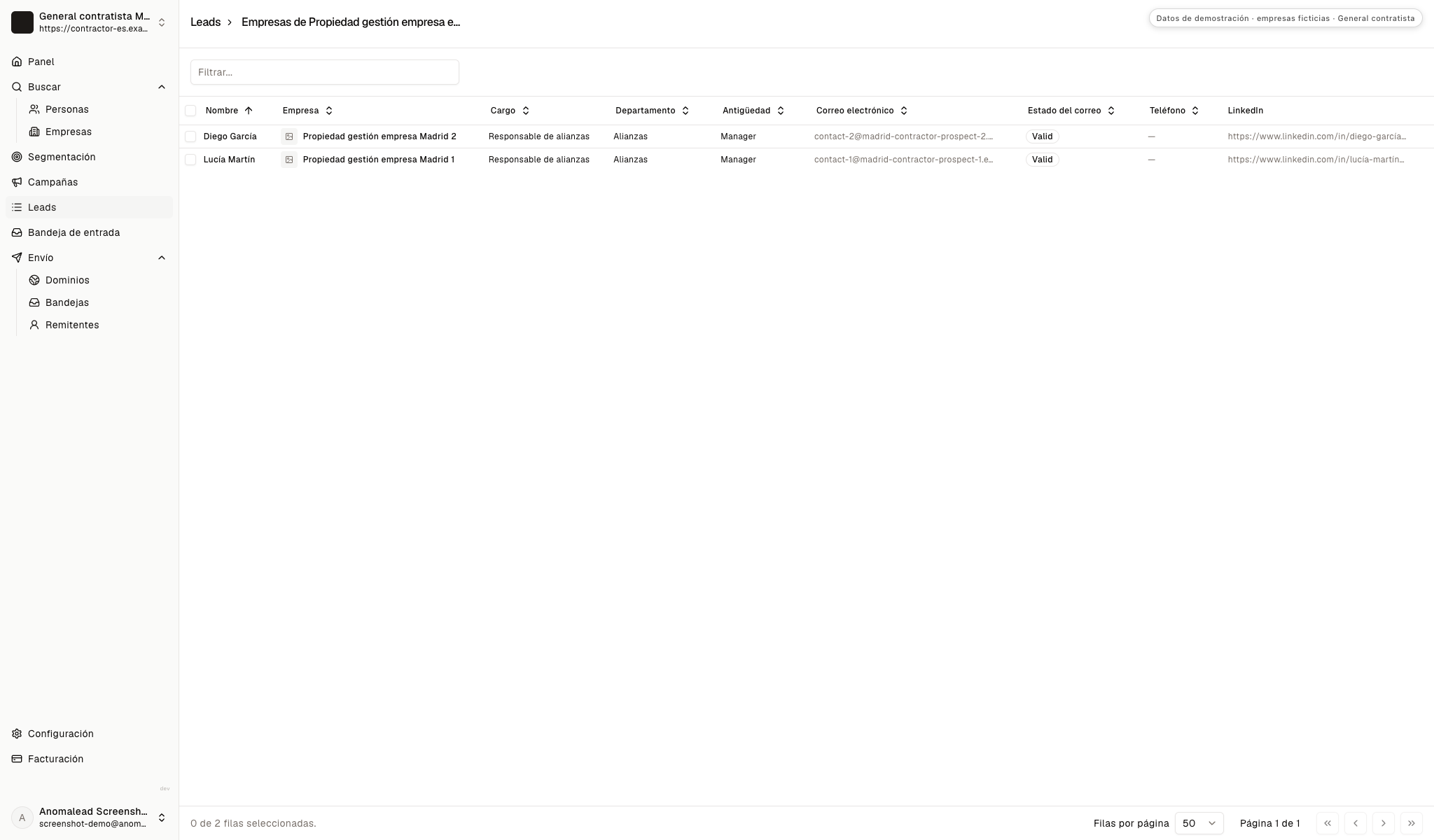 Lista seleccionada con dos contactos ficticios de gestión y el estado del correo.