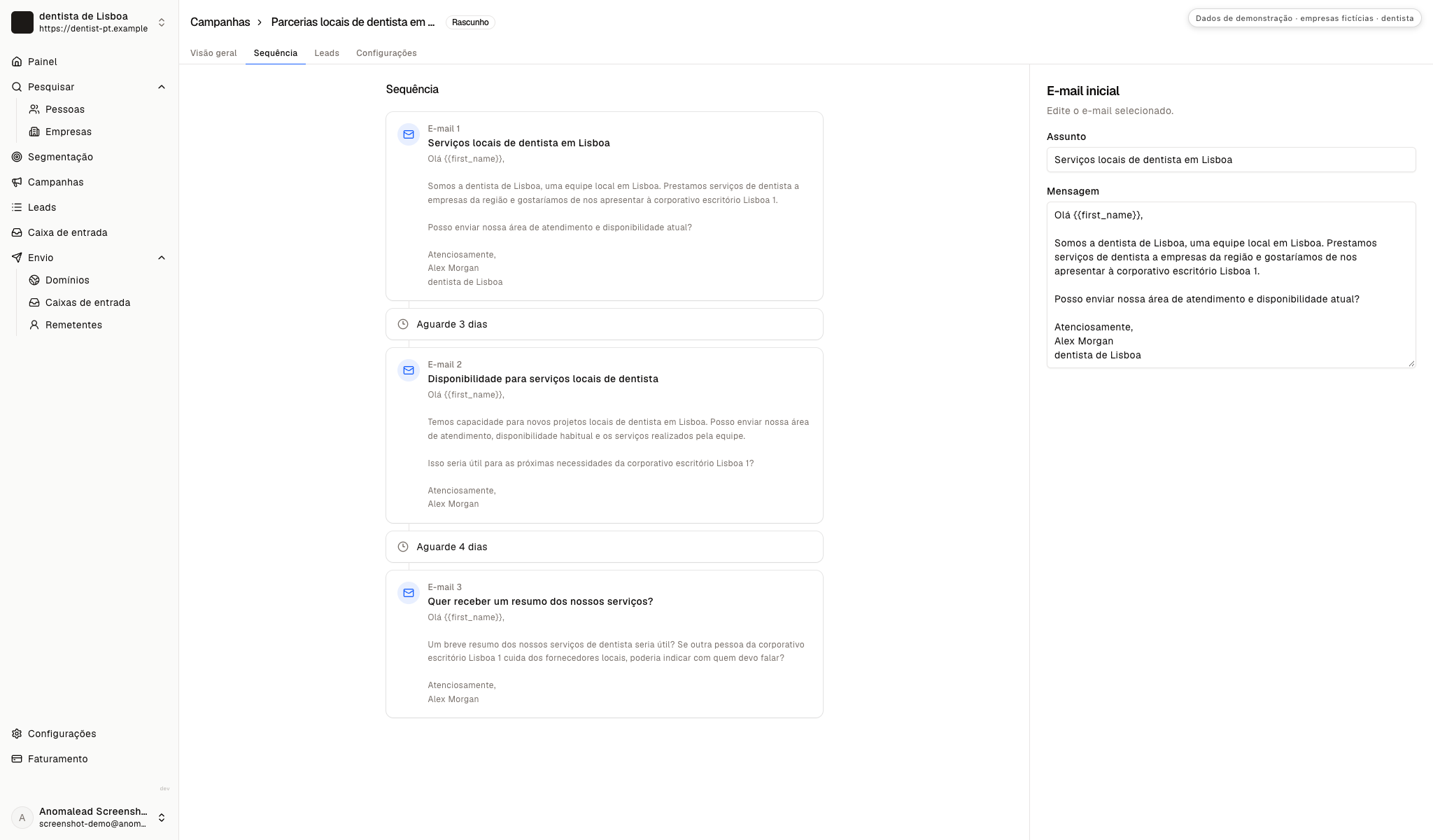 Editor de uma sequência com três e-mails e dois intervalos de espera, com a primeira mensagem aberta.