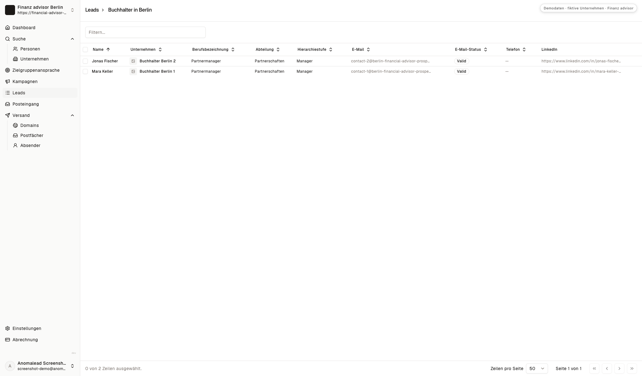Kontaktliste mit Firmenzuordnung, geschäftlichen Kontaktdaten und E-Mail-Status zur Prüfung.