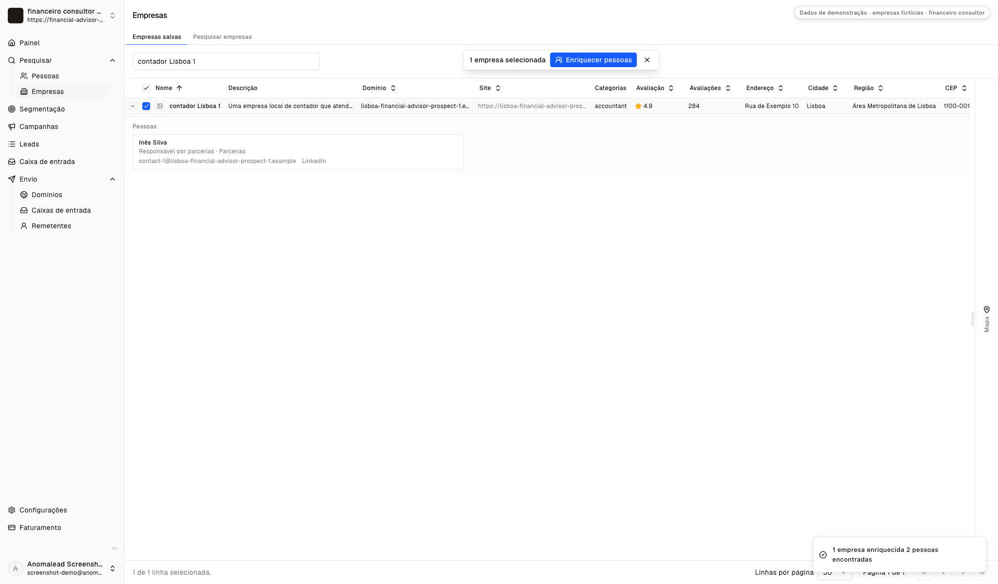 Vista de contactos enriquecidos com os nomes fictícios Inês Silva e Tiago Santos e os respetivos cargos.