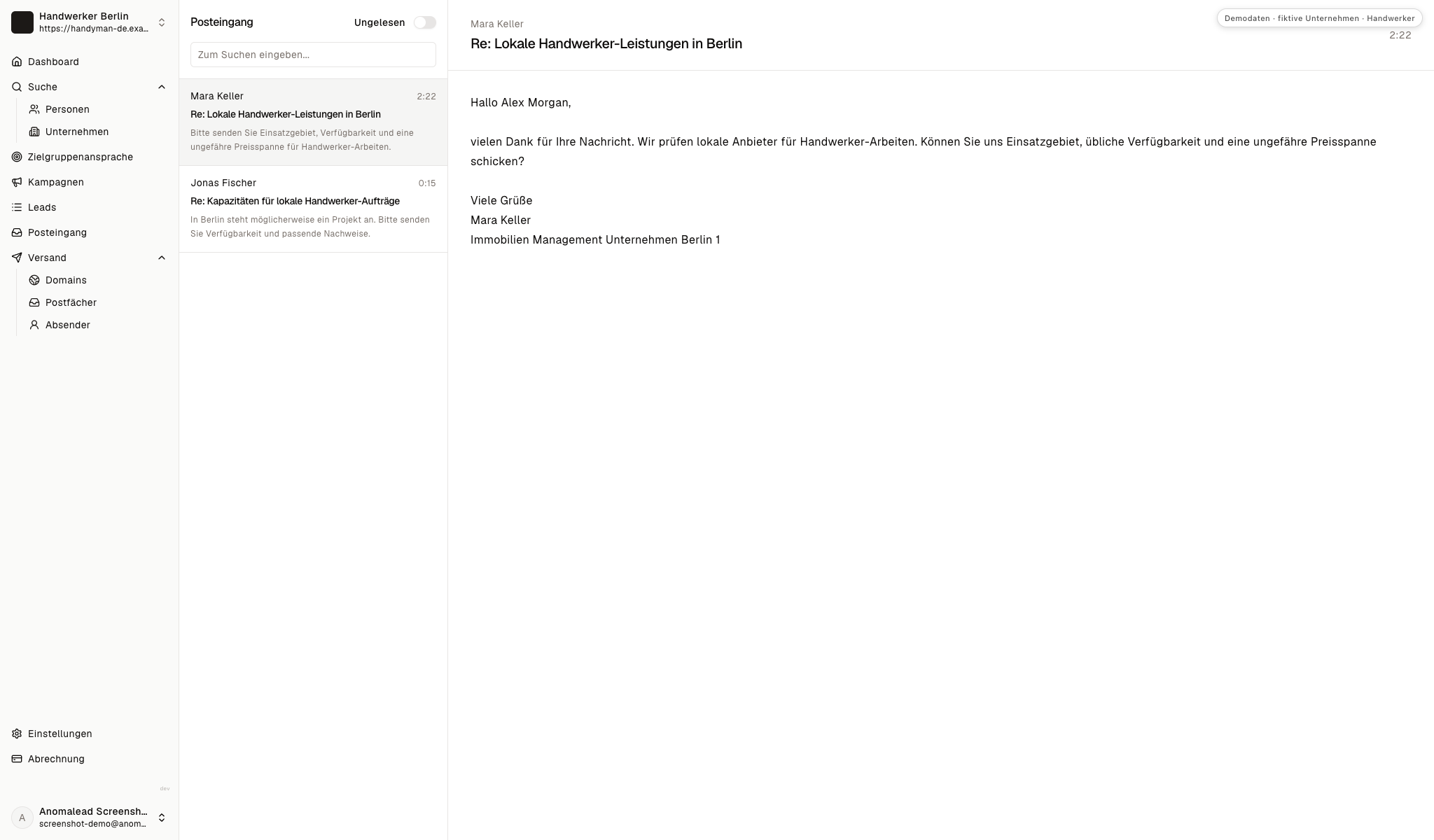 Posteingang mit fiktiven Antworten von Mara Keller und Jonas Fischer zu Hausmeisterabdeckung, Verfügbarkeit, Preisen und Nachweisen.