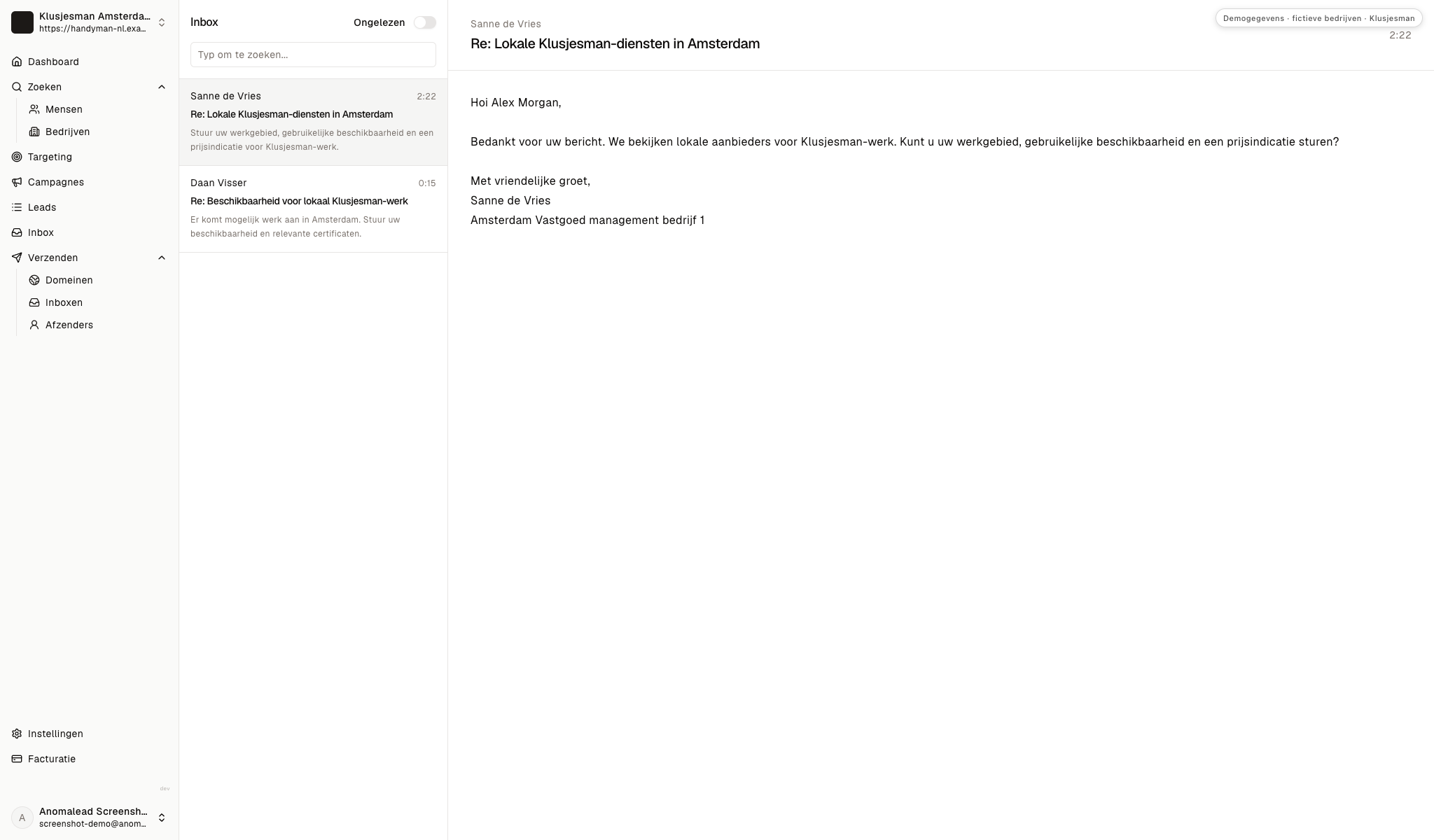 Inbox met fictieve reacties van Sanne de Vries en Daan Visser over bereik, beschikbaarheid, prijs en kwalificaties.