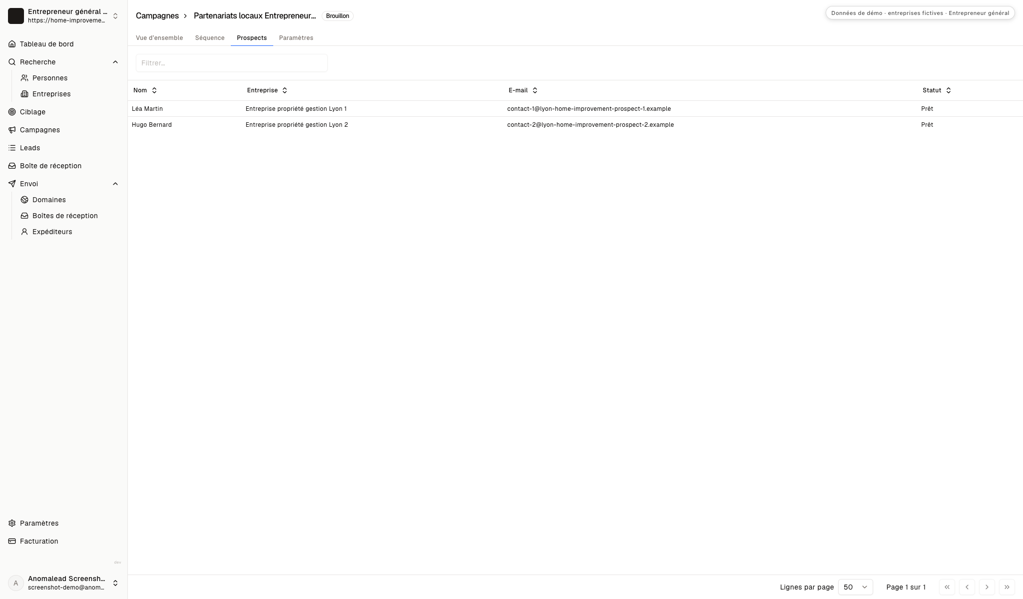 Vue de campagne avec deux contacts professionnels choisis dans des sociétés de gestion fictives.