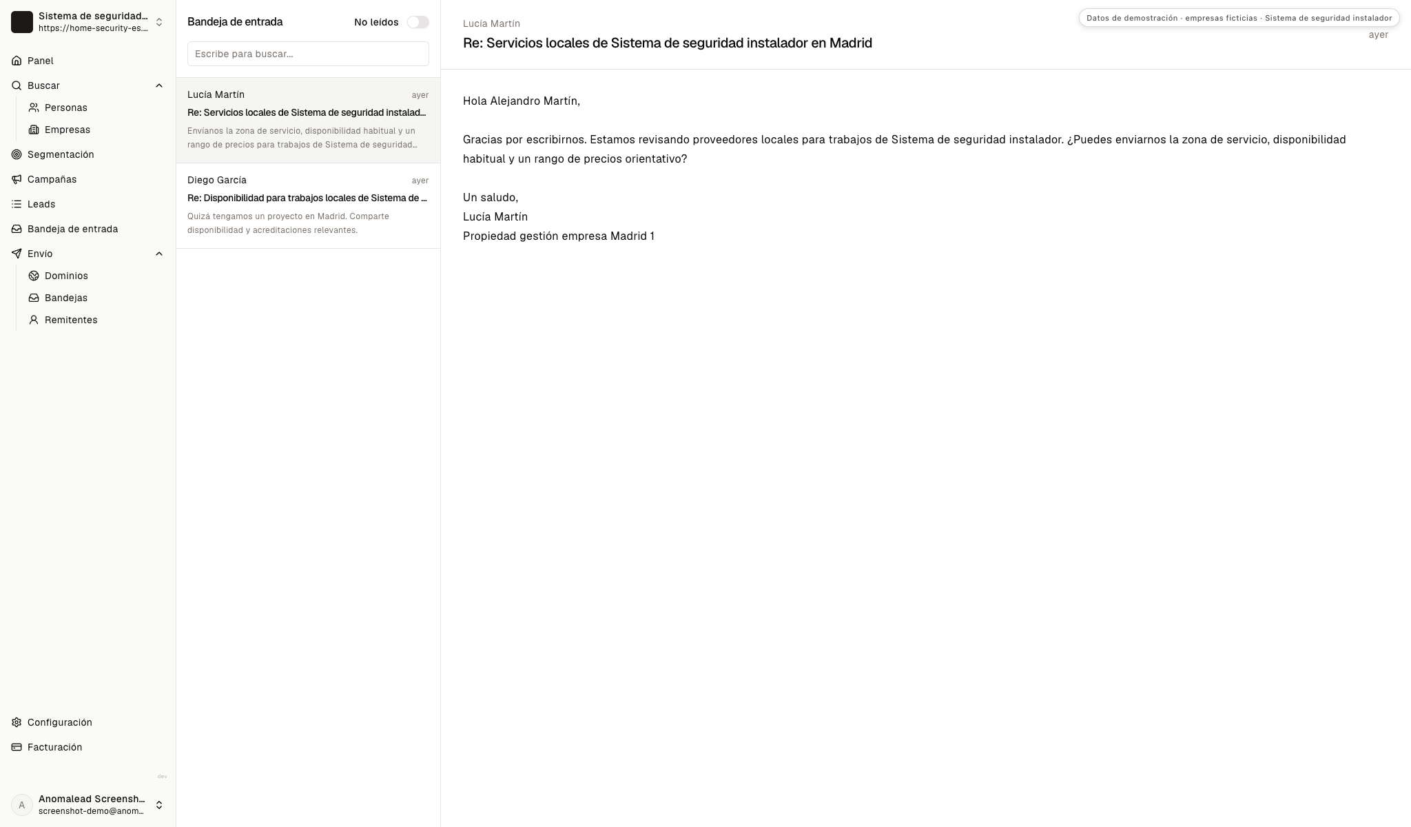 Bandeja con respuestas ficticias sobre zona, disponibilidad, precio y acreditaciones.