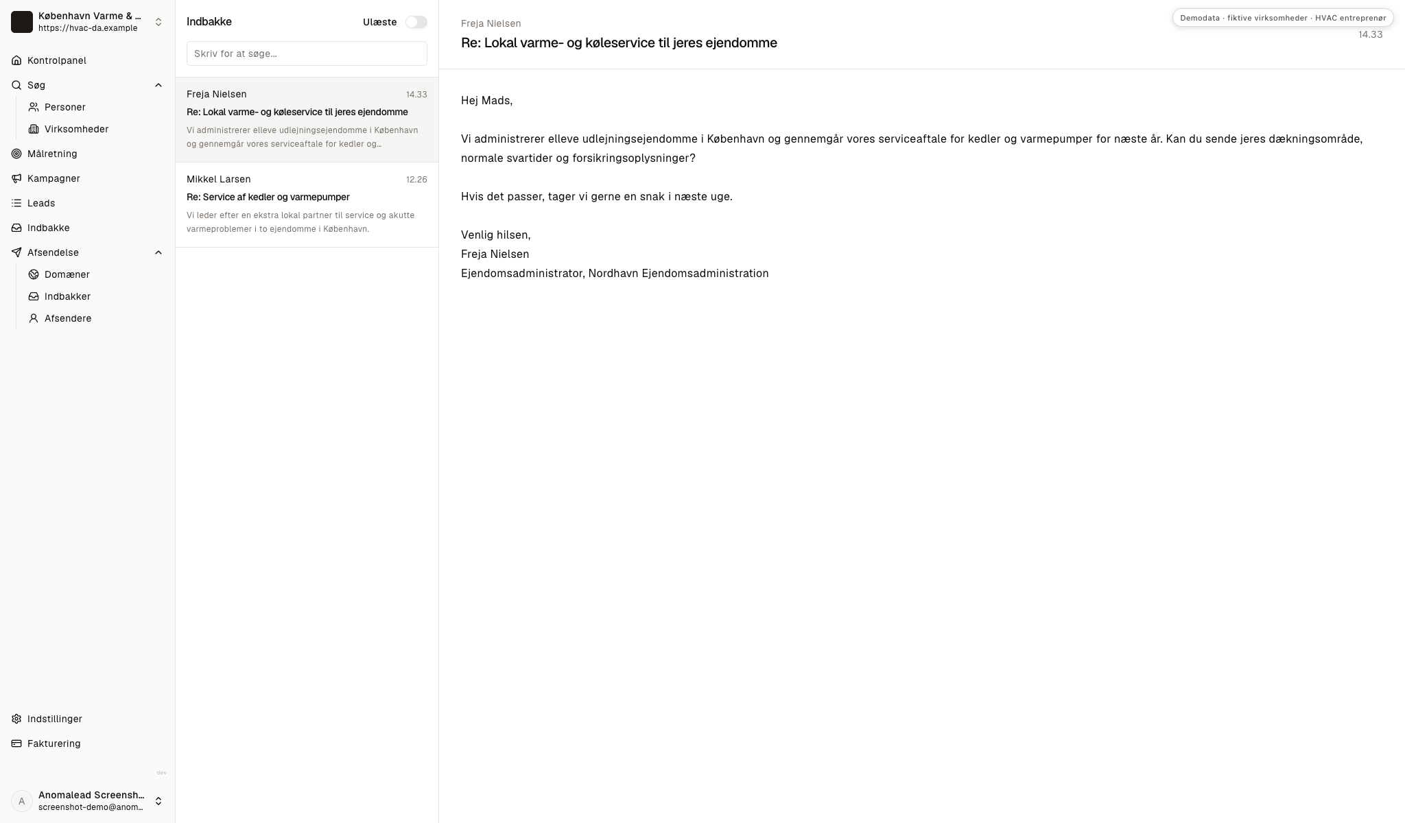 Indbakke med to svar fra fiktive HVAC-emner, hvor det ene er åbent og spørger om dækningsområde, svartider og forsikring.