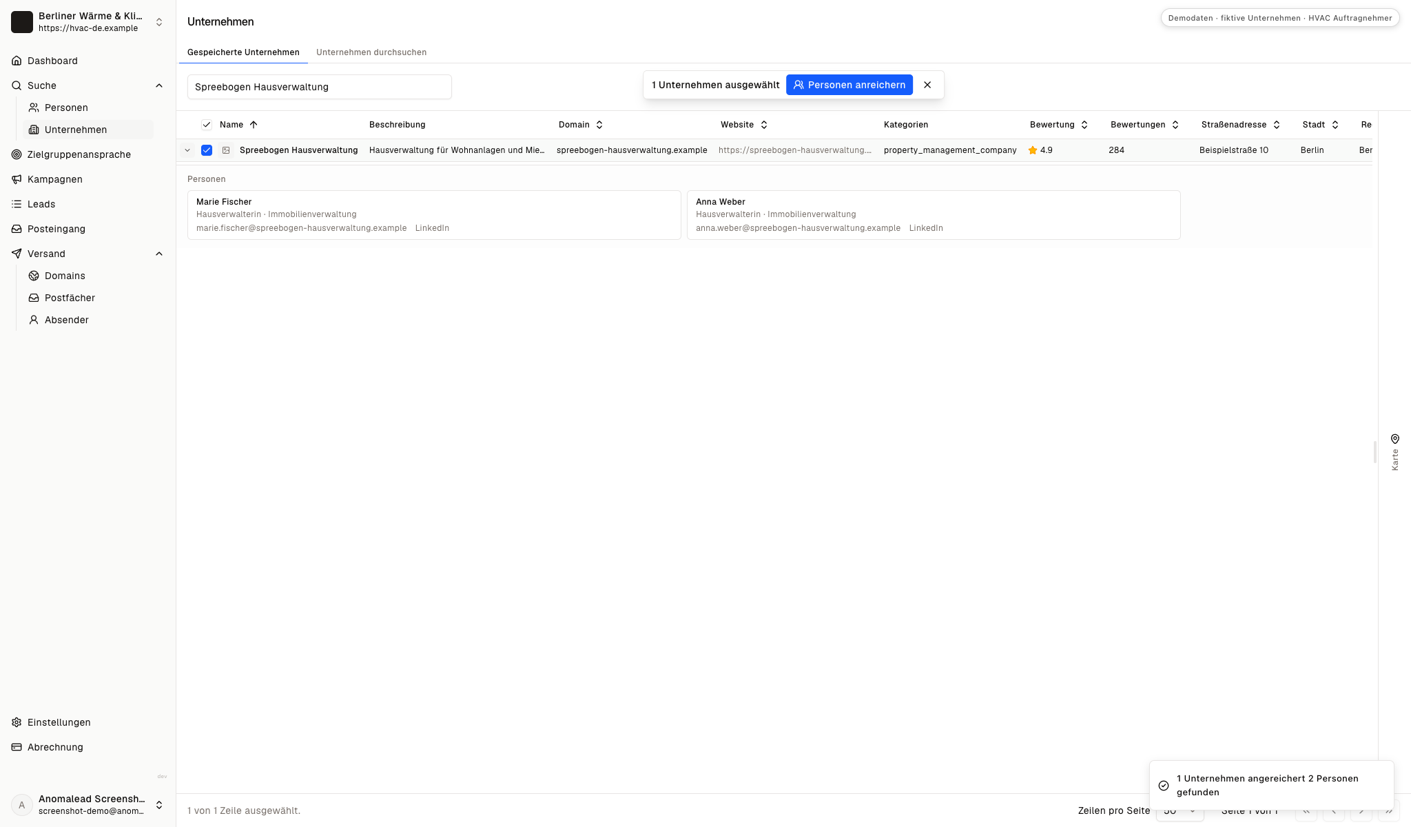 Angereicherte Zeile der fiktiven Spreebogen Hausverwaltung mit zwei Hausverwalterinnen, ihren geschäftlichen Mailadressen und LinkedIn-Links.