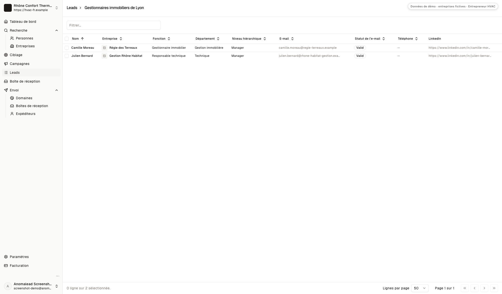 Liste de leads avec deux contacts fictifs, un gestionnaire immobilier et un responsable technique, dont les adresses e-mail sont valides.