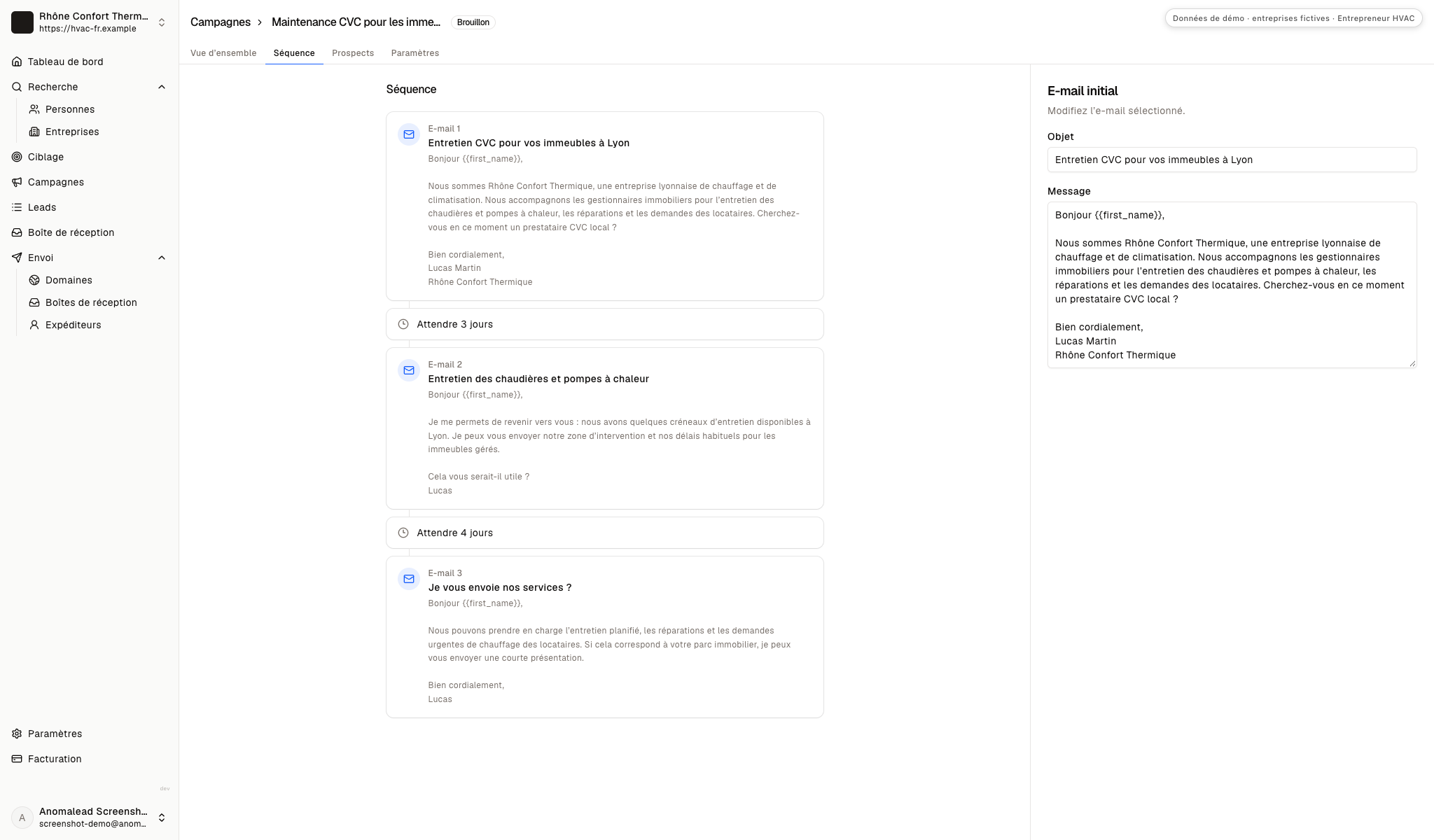 Séquence de trois e-mails pour une campagne CVC, avec deux délais d’attente et le premier message ouvert dans l’éditeur.
