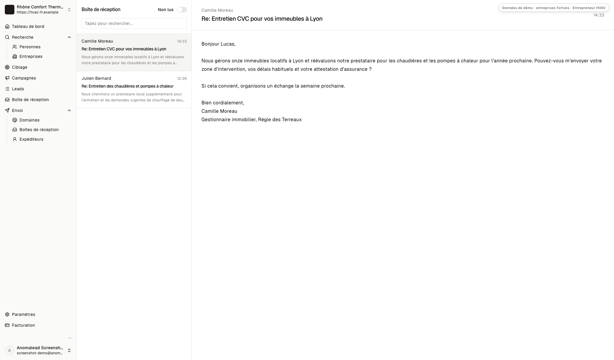 Boîte de réception avec deux réponses fictives de prospects CVC, dont une ouverte qui demande la zone d’intervention, les délais et les informations d’assurance.
