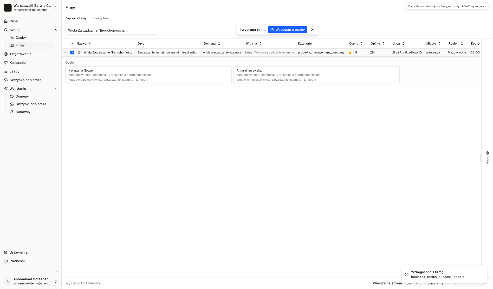Wzbogacony wiersz fikcyjnej firmy Wisła Zarządzanie Nieruchomościami z dwoma kontaktami z działu zarządzania nieruchomościami, służbowymi adresami e-mail i linkami do LinkedIn.