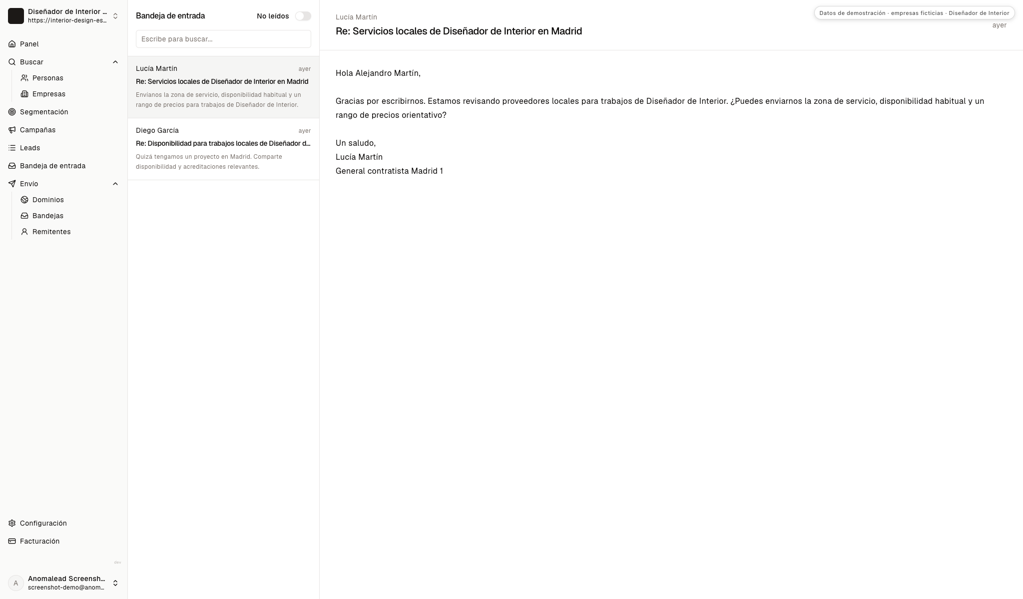 Bandeja de entrada de demostración con dos respuestas ficticias sobre disponibilidad, cobertura, precio y acreditaciones.