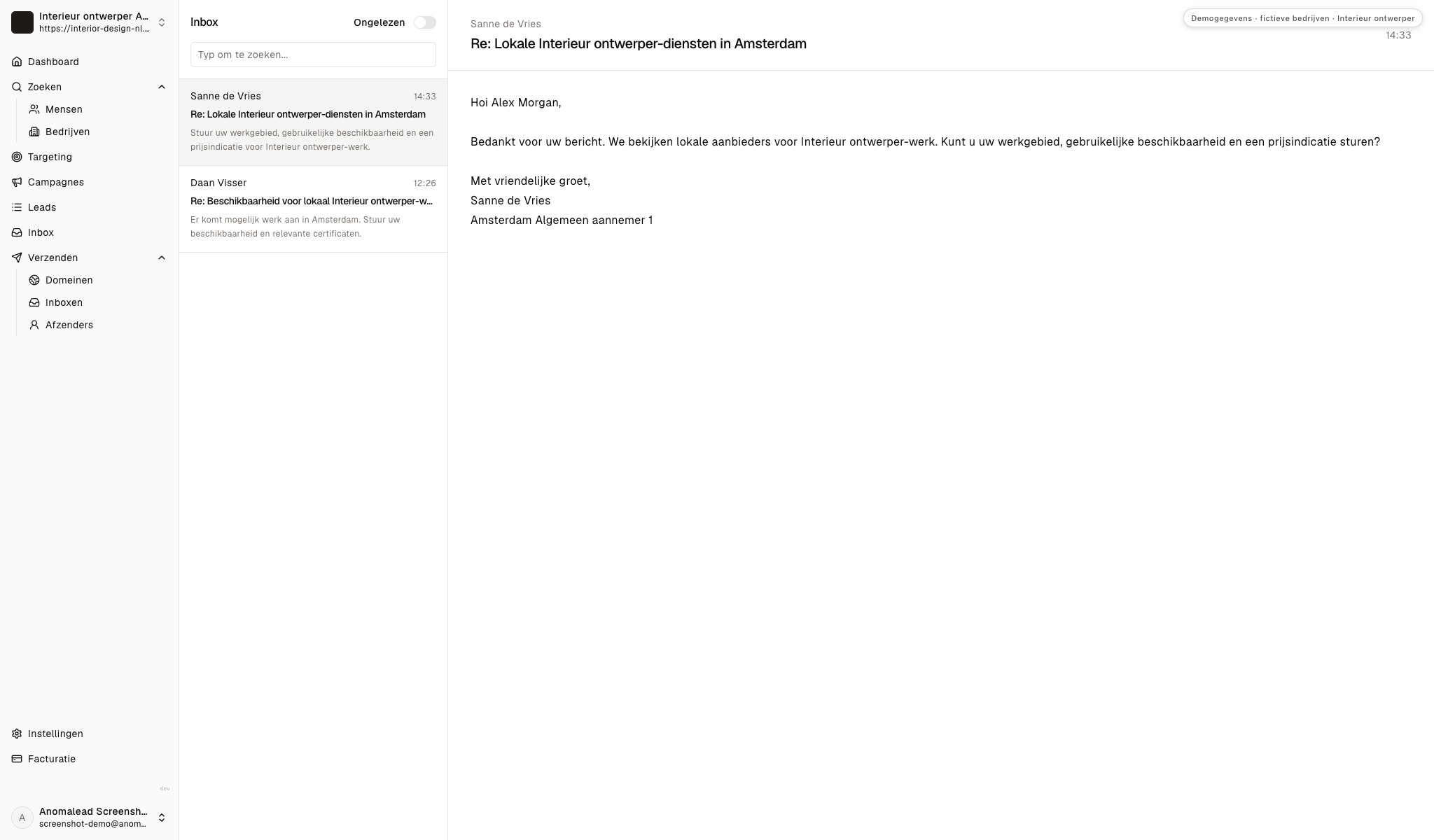 De demo-inbox toont twee fictieve reacties van aannemers met vragen over werkgebied, planning, diensten en kwalificaties van de interieurstudio.