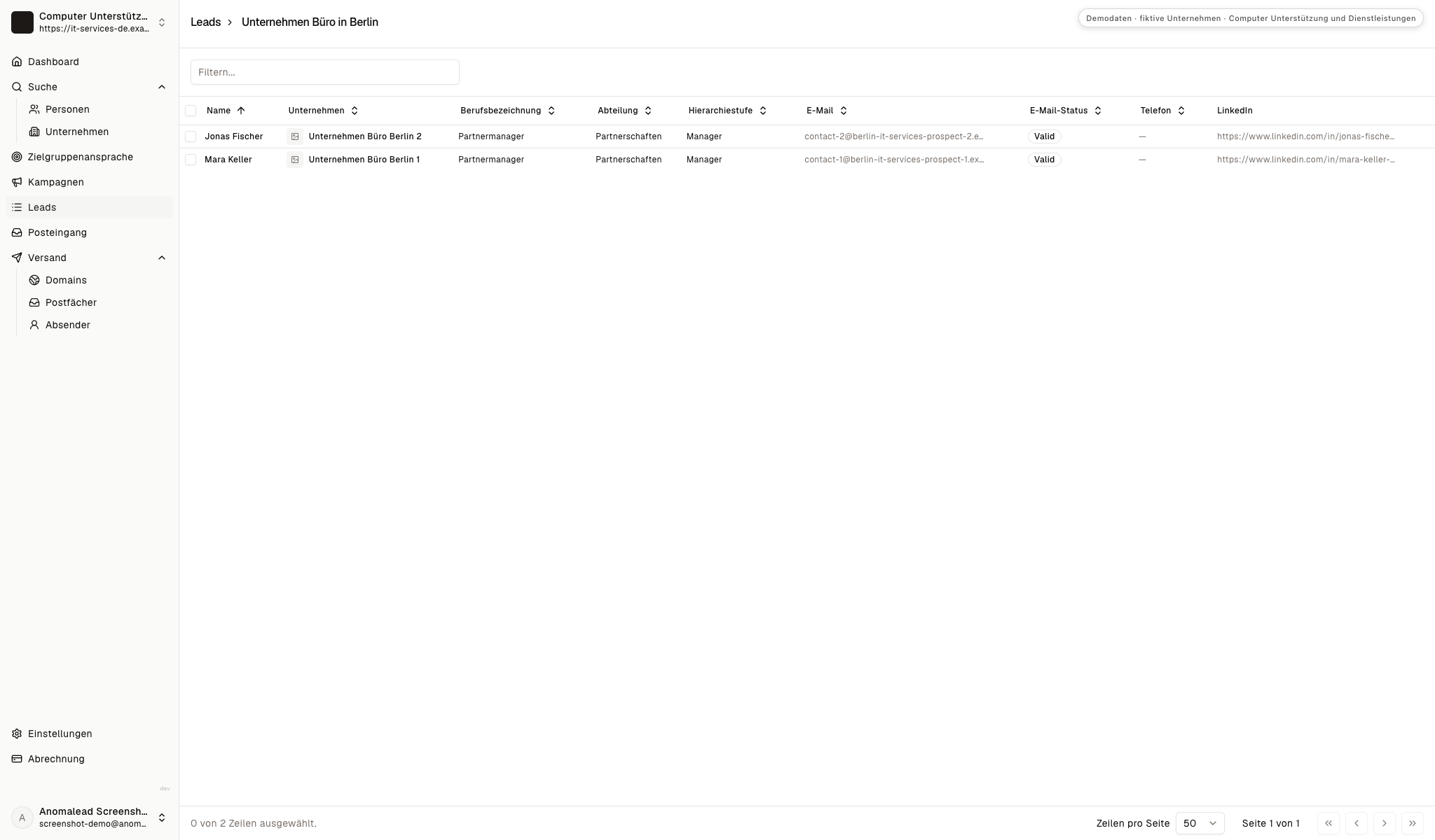 Eine Kontaktliste zeigt fiktive Personen, Bürozuordnung und E-Mail-Status.