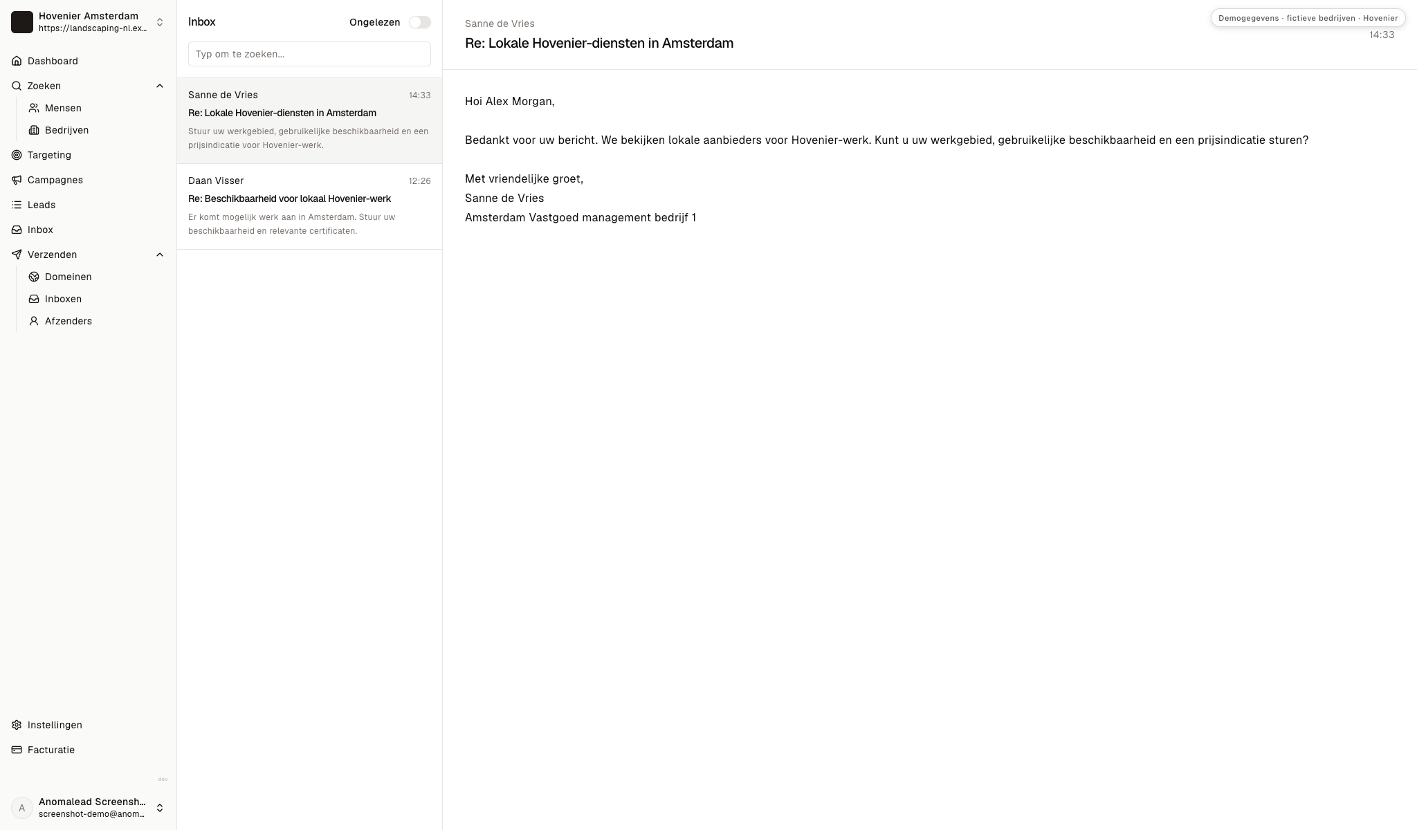 De inbox toont fictieve vragen van Sanne de Vries over werkgebied en prijs en van Daan Visser over beschikbaarheid en bewijsstukken.