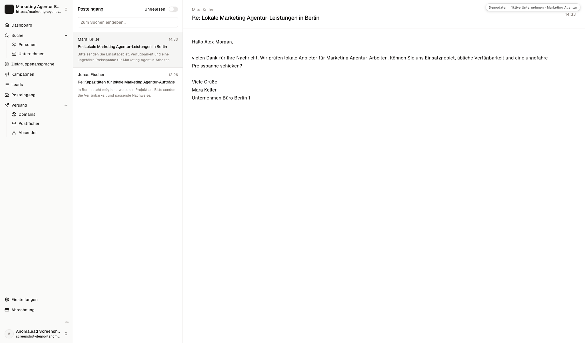Ein fiktiver Posteingang zeigt zwei Bürokontakte mit Fragen zu Agenturleistungen, Verfügbarkeit, Honorar und Qualifikationen.