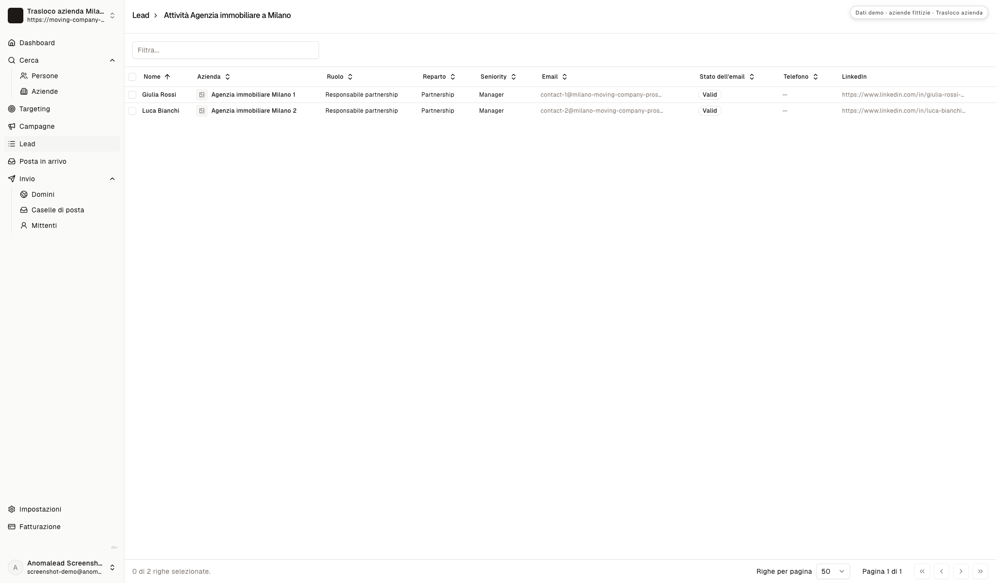 Lista con due contatti fittizi e stato dell’email professionale visibile.