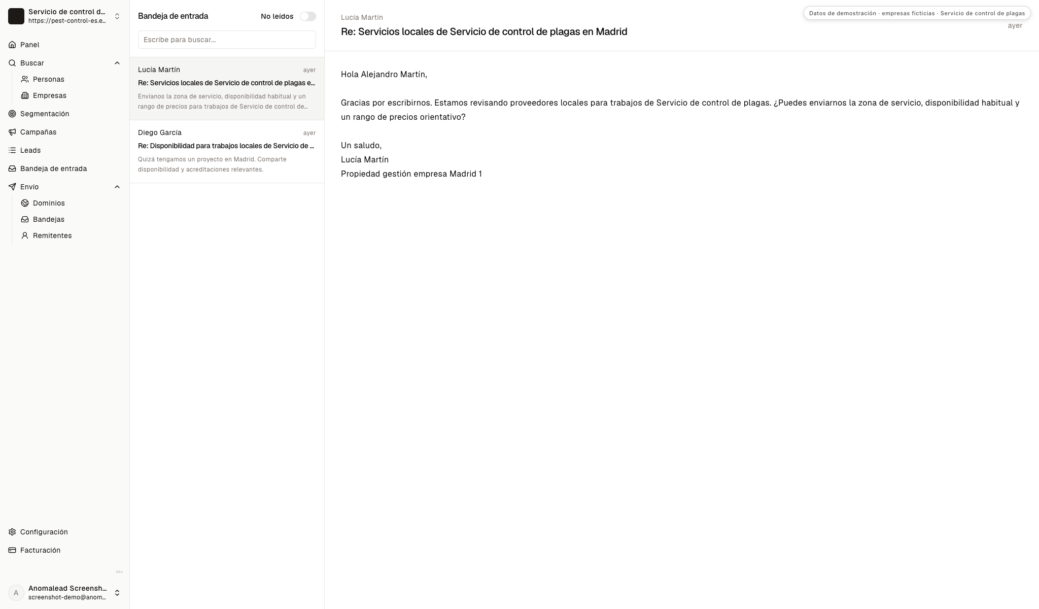 La bandeja enseña las preguntas ficticias de Lucía Martín sobre cobertura y precio y de Diego García sobre disponibilidad y acreditaciones.