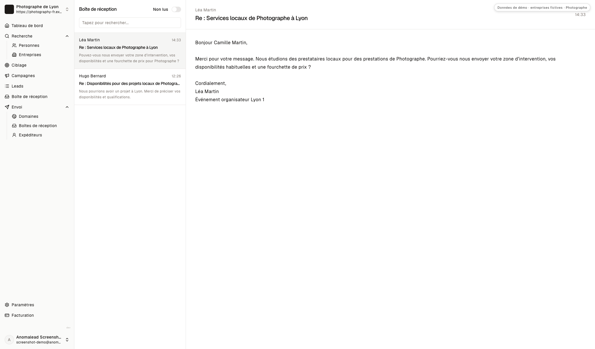 Boîte de réception avec deux réponses fictives : Léa Martin demande zone, disponibilités et tarifs, Hugo Bernard demande disponibilités et qualifications.