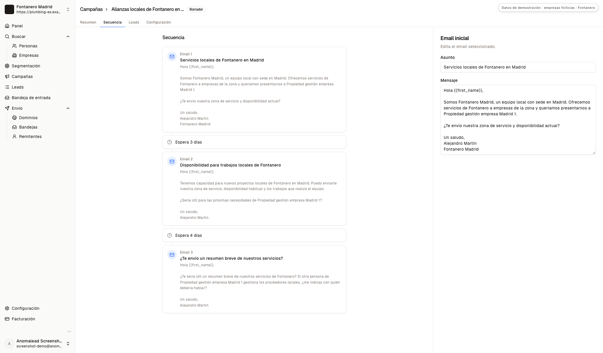 Editor de secuencia con tres correos de ejemplo y pasos de espera; el primer mensaje de servicios de fontanería está abierto.