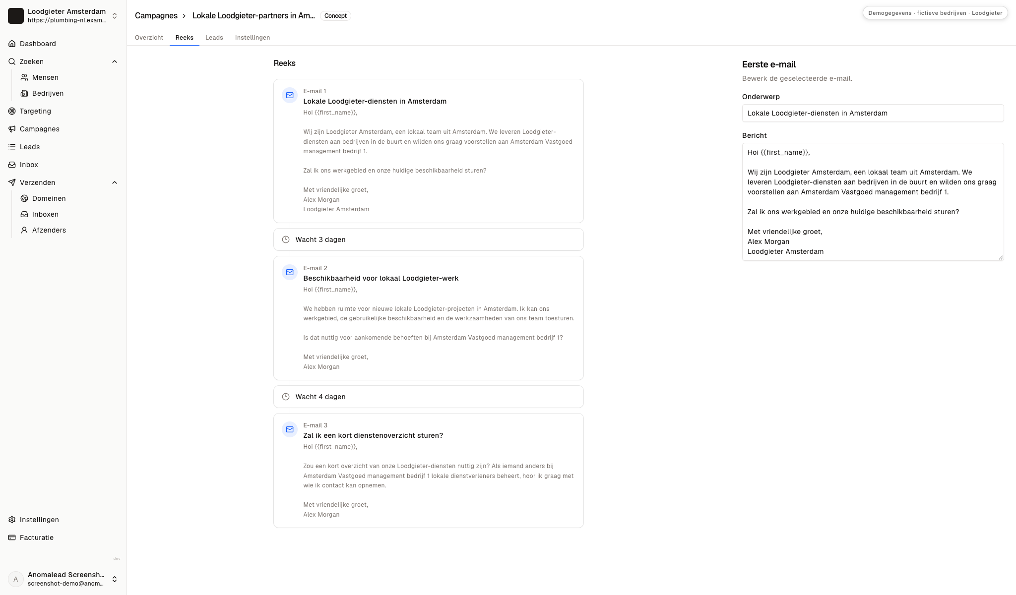 Sequentie-editor met drie voorbeeldmails en wachttijden, waarbij het eerste bericht over loodgietersdiensten geopend is.