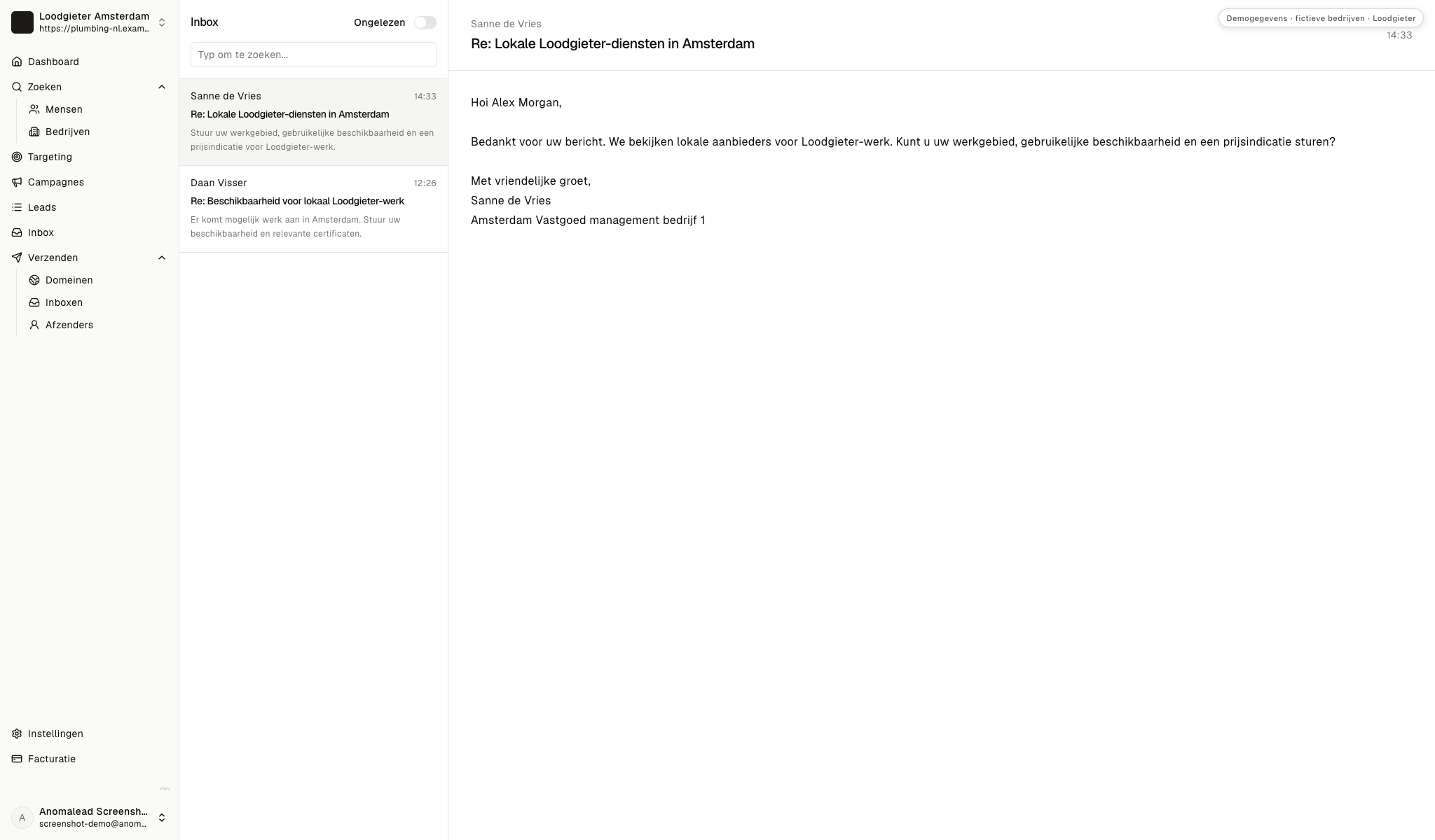 Inbox met twee fictieve antwoorden van Sanne de Vries en Daan Visser; een bericht vraagt naar werkgebied en prijsindicatie.