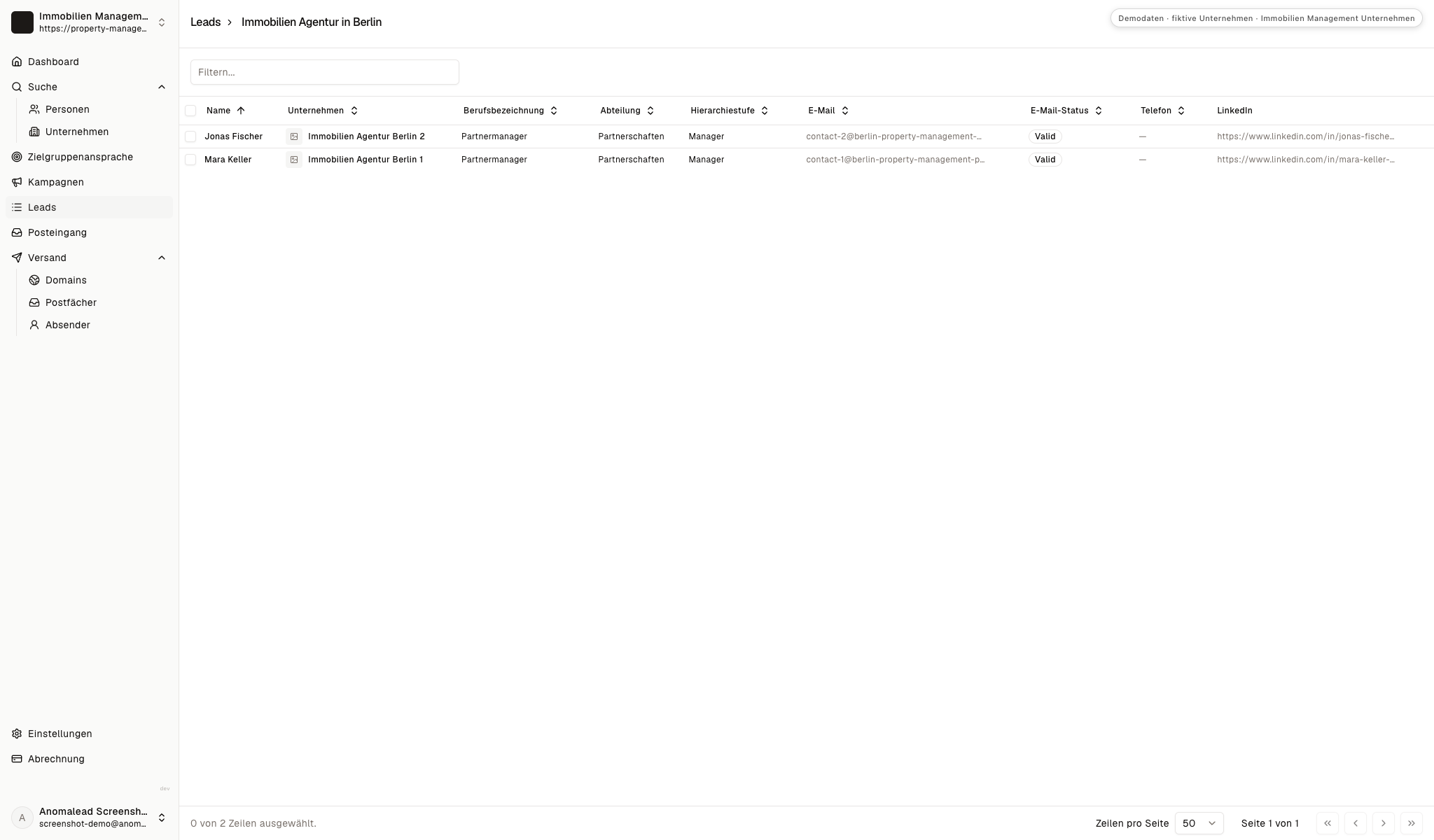 Kontaktliste mit zwei fiktiven Ansprechpartnern bei Immobilienagenturen und sichtbarem Status der E-Mail-Adressen.