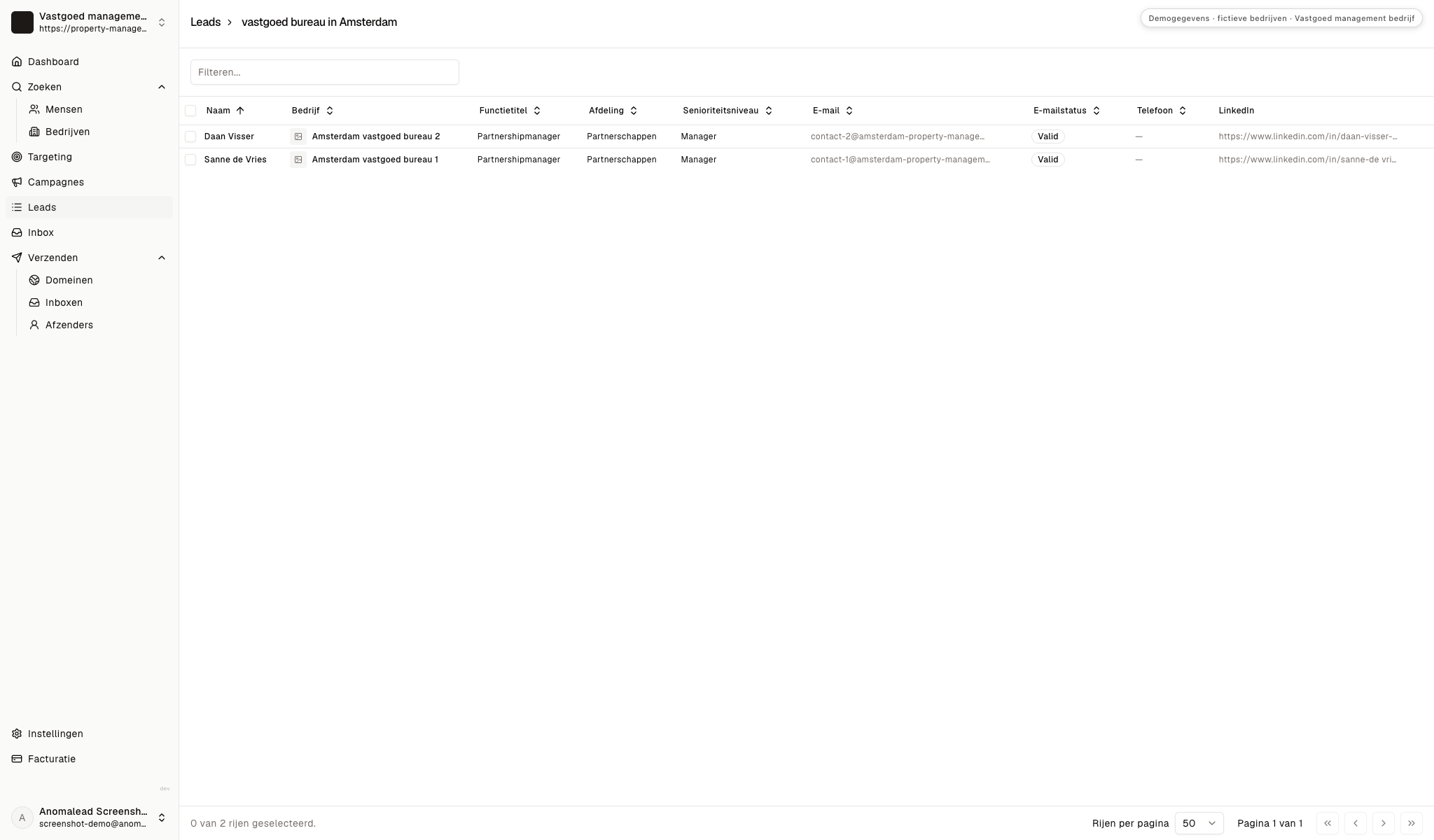 Contactlijst met twee fictieve makelaarscontacten en zichtbare status van de zakelijke e-mailadressen.