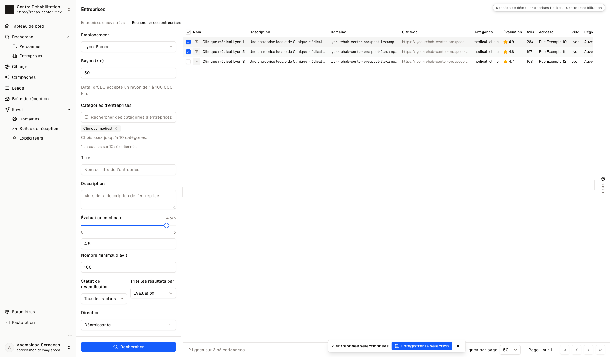 Tableau de résultats où deux des trois cliniques fictives sont cochées, avec le bouton d'enregistrement de la sélection prêt à l'emploi.