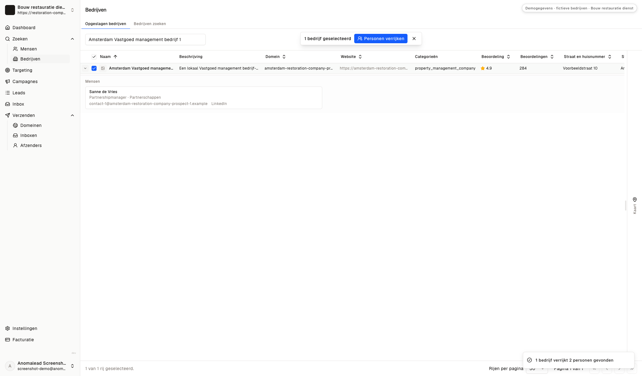 Verrijkt bedrijfsprofiel met twee fictieve contacten en zichtbare professionele contactinformatie.
