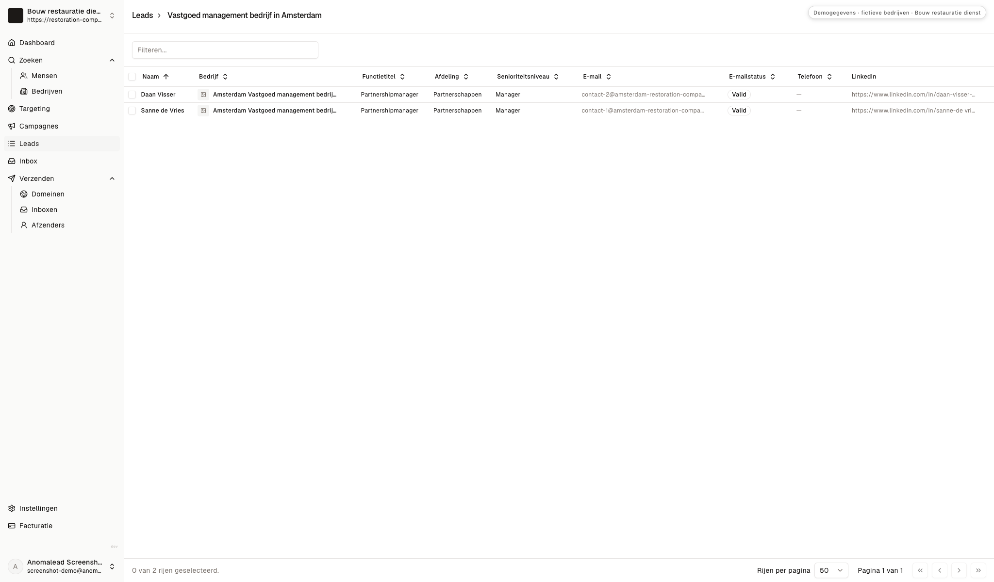 Contactlijst met twee voorbeeldpersonen en de status van hun e-mailadressen.