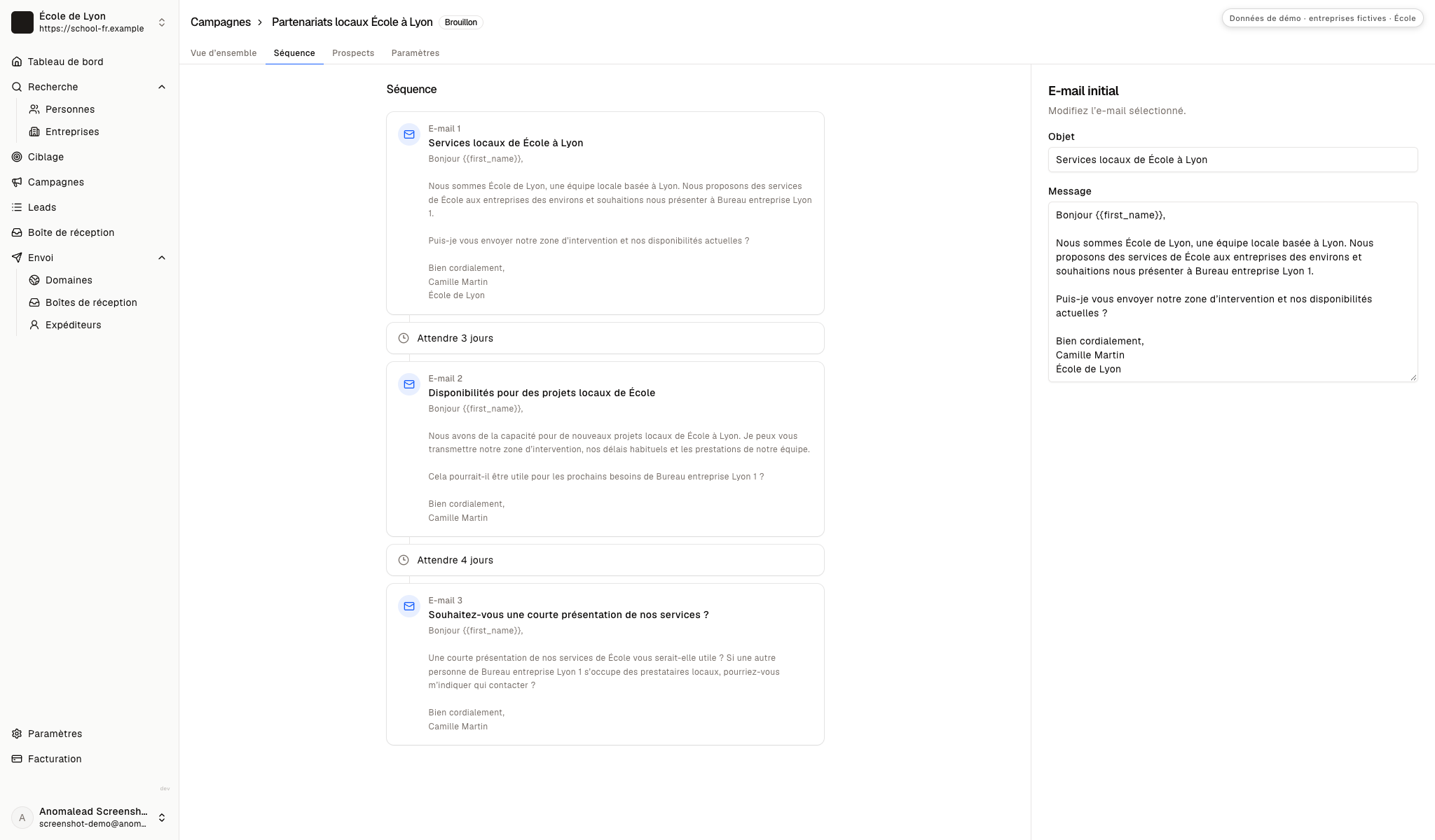Éditeur de séquence affichant trois e-mails de prospection séparés par une attente de trois jours puis de quatre jours, avec le premier objet visible.