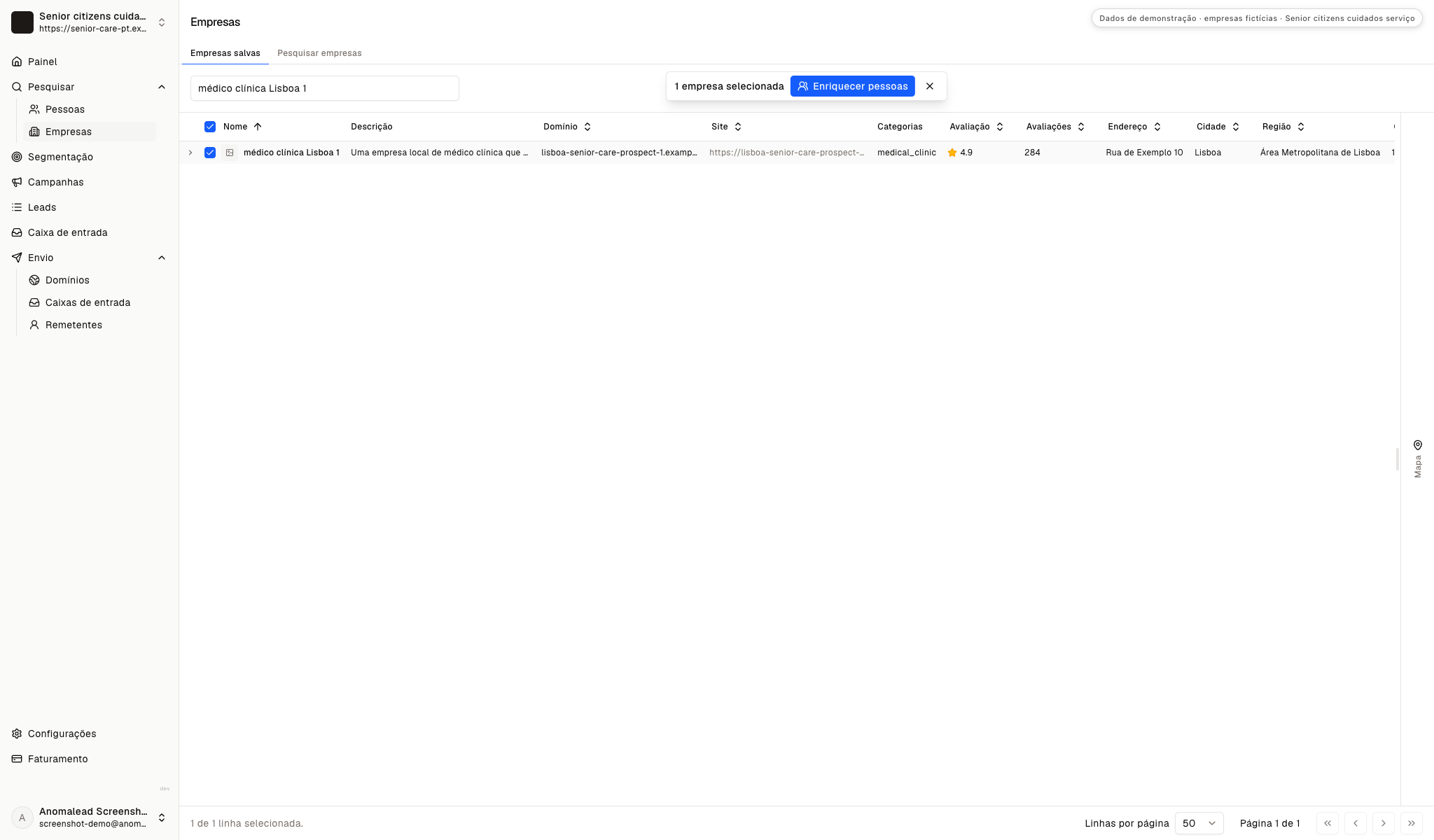 Vista das empresas guardadas com uma clínica fictícia selecionada e o botão Enrich people disponível.