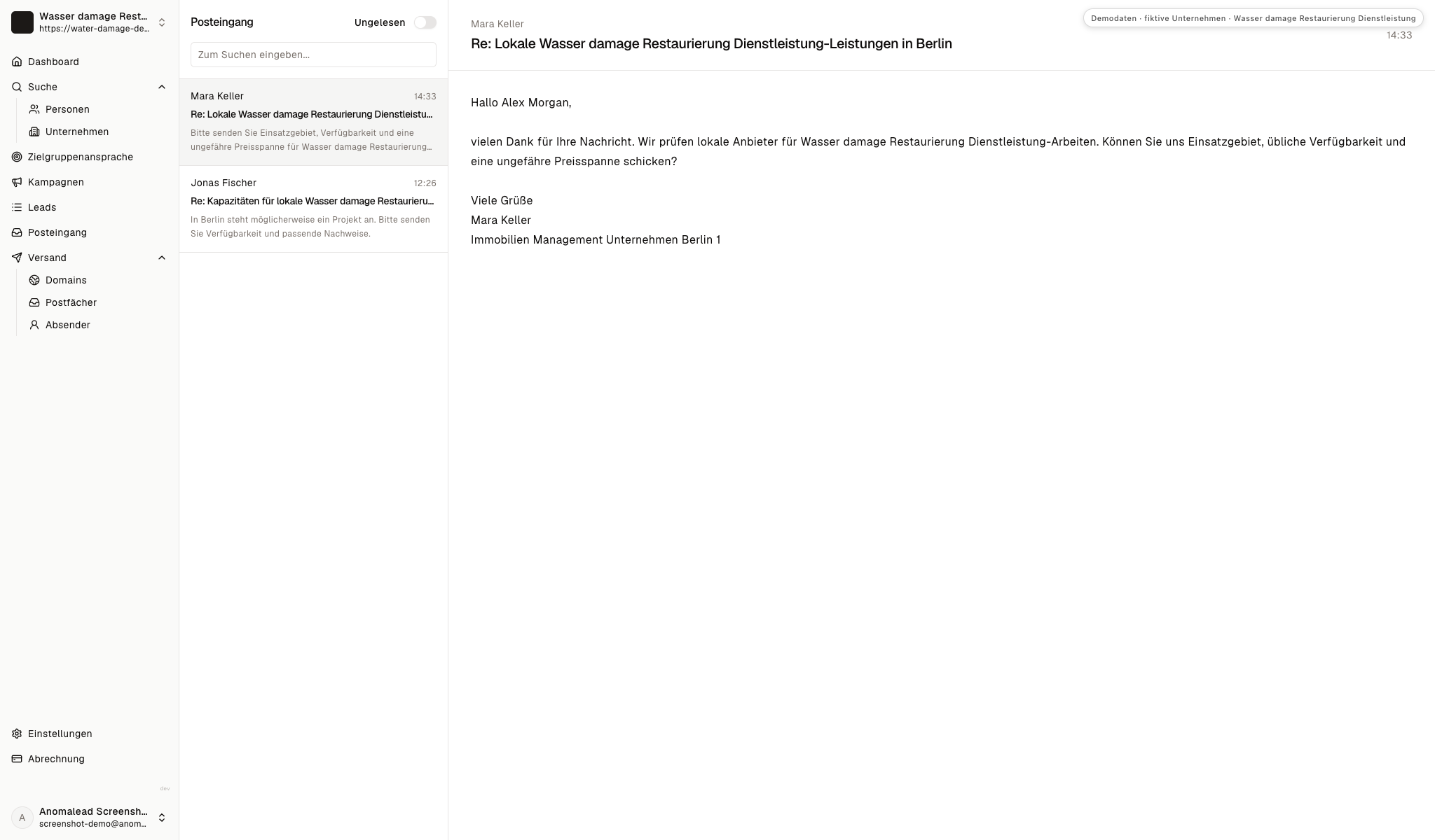 Posteingang mit zwei fiktiven Antworten auf eine Anfrage zu Wasserschadenleistungen.