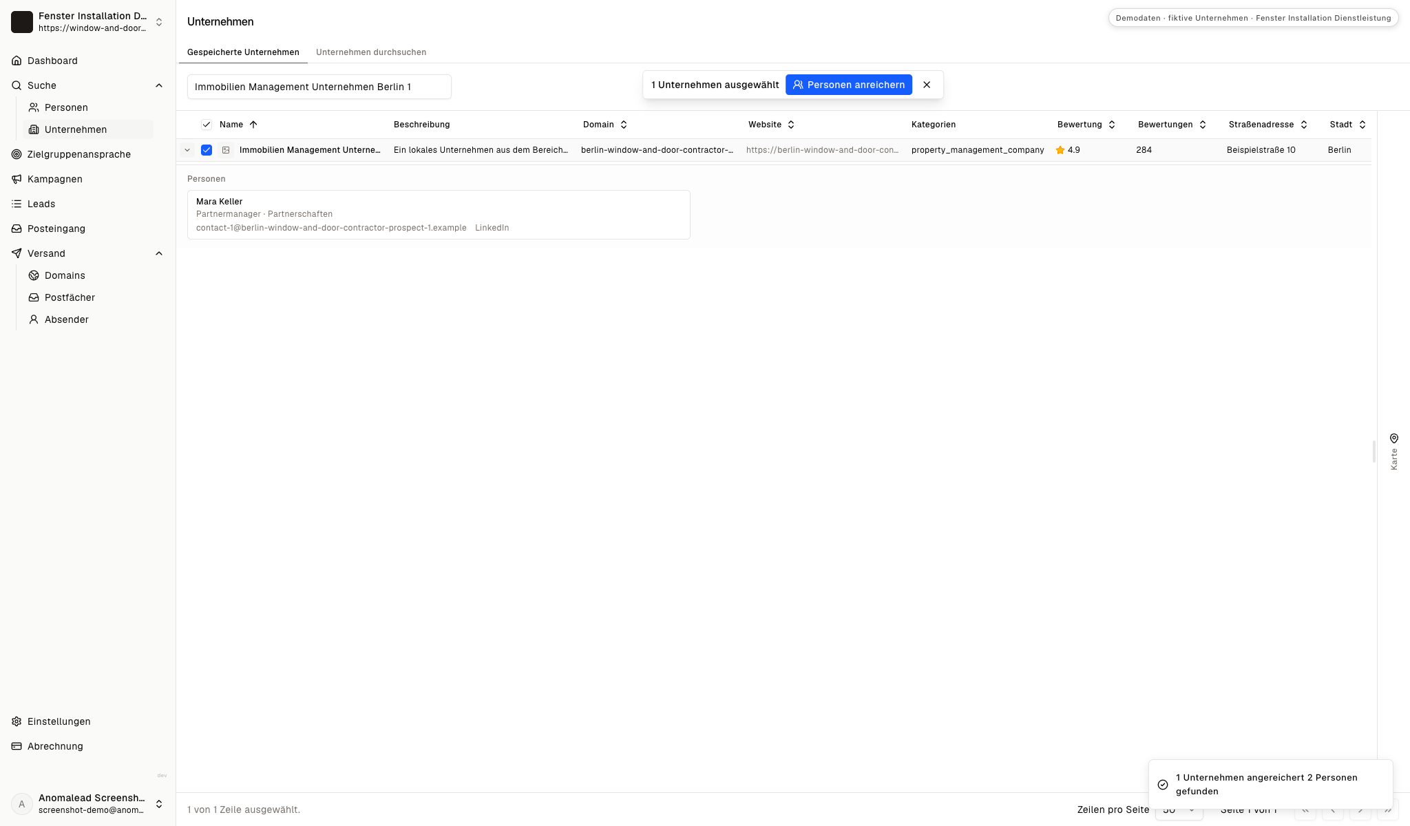 Angereicherter Firmeneintrag mit zwei fiktiven Kontakten und geschäftlichen E-Mail-Adressen.