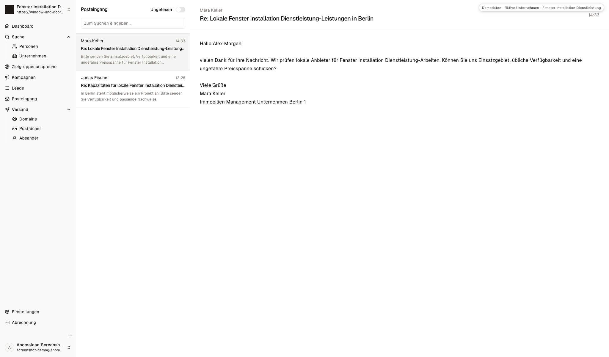 Posteingang mit zwei fiktiven Antworten von Immobilienverwaltern, eine geöffnet und mit Fragen zu Gebiet und Preisrahmen.