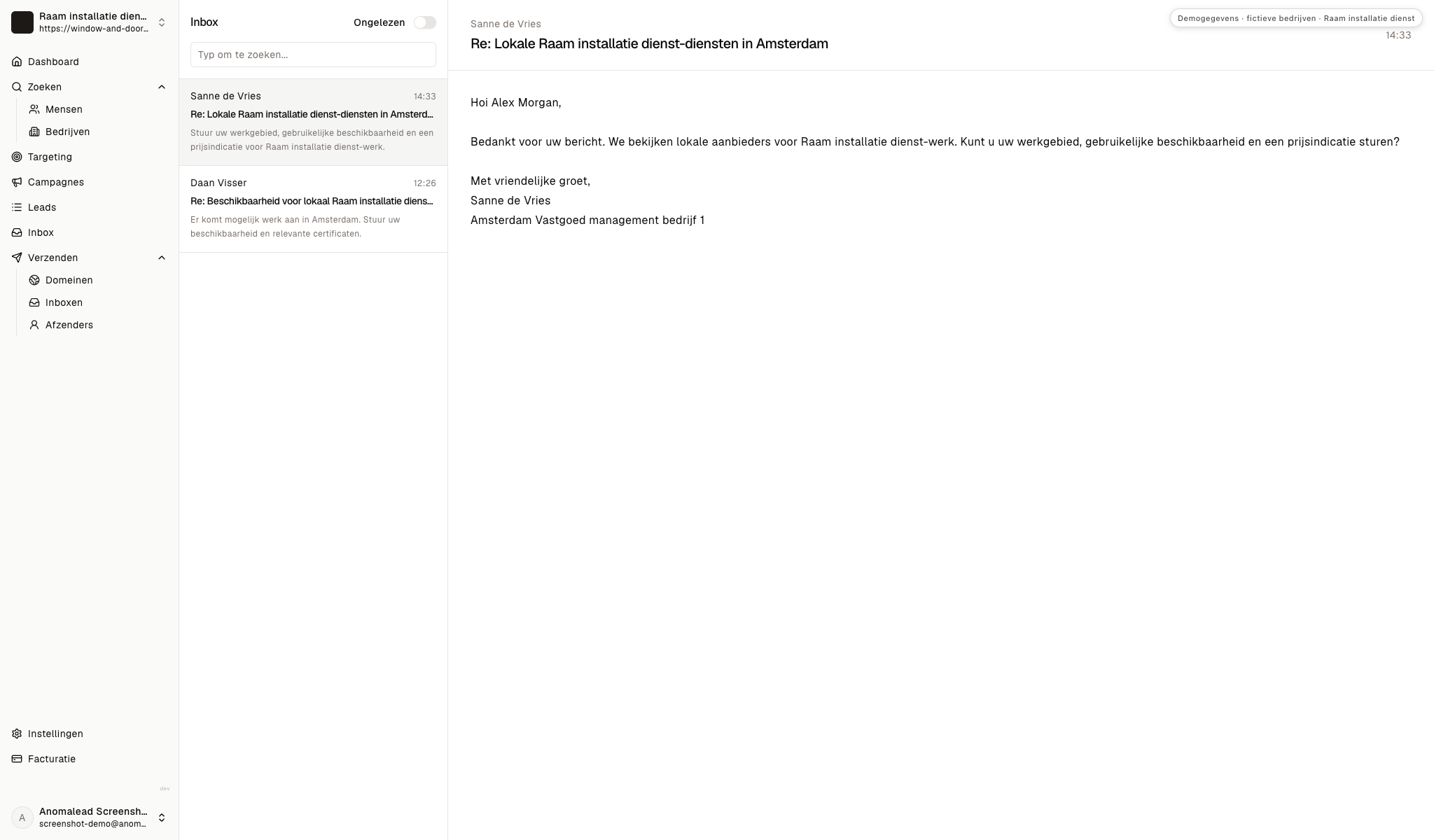 Inbox met twee fictieve antwoorden van beheerders, waarvan één geopend met vragen over gebied en prijs.